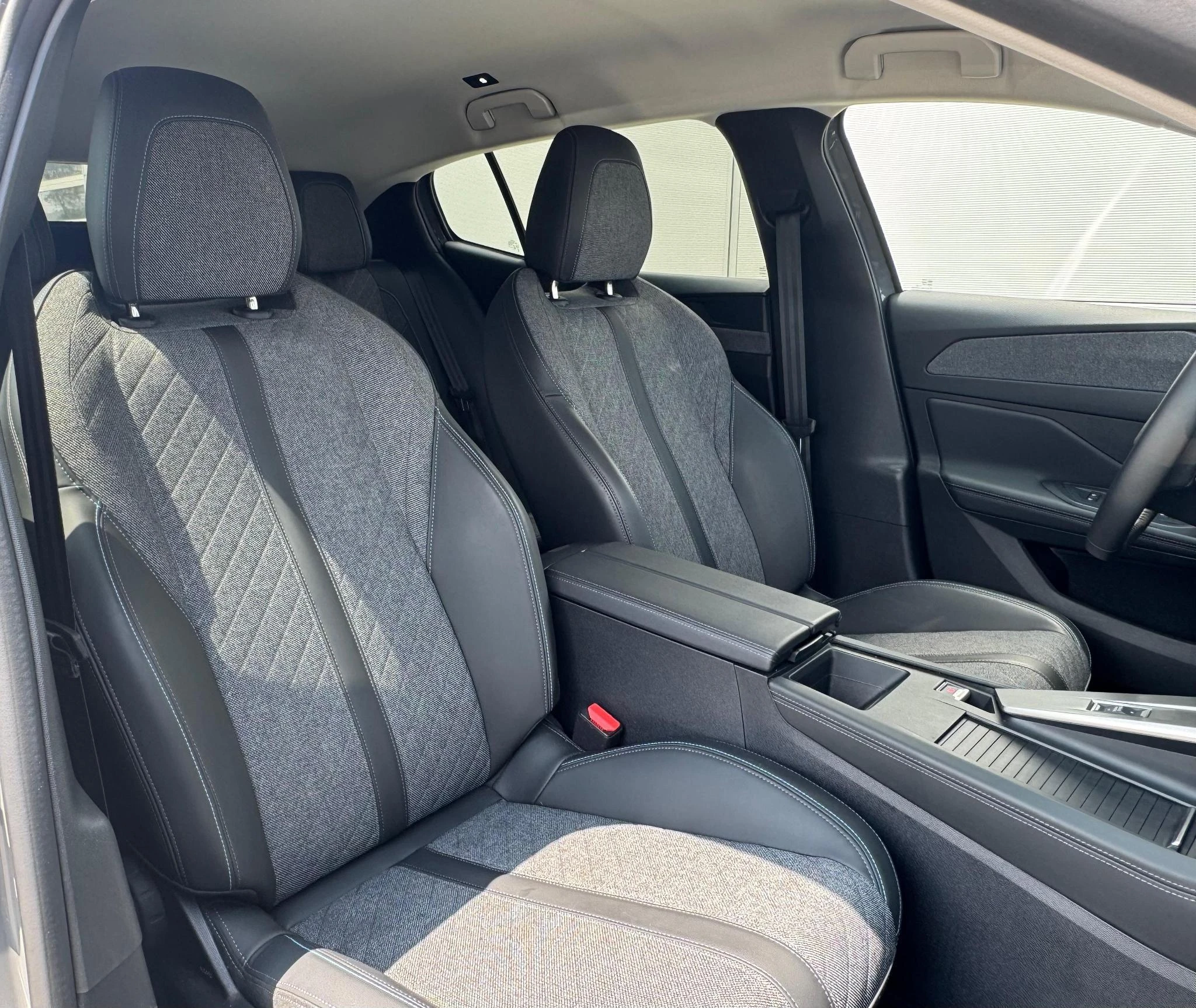 Peugeot 408 1.2 HYBRID 145 e-DSC6 Allure