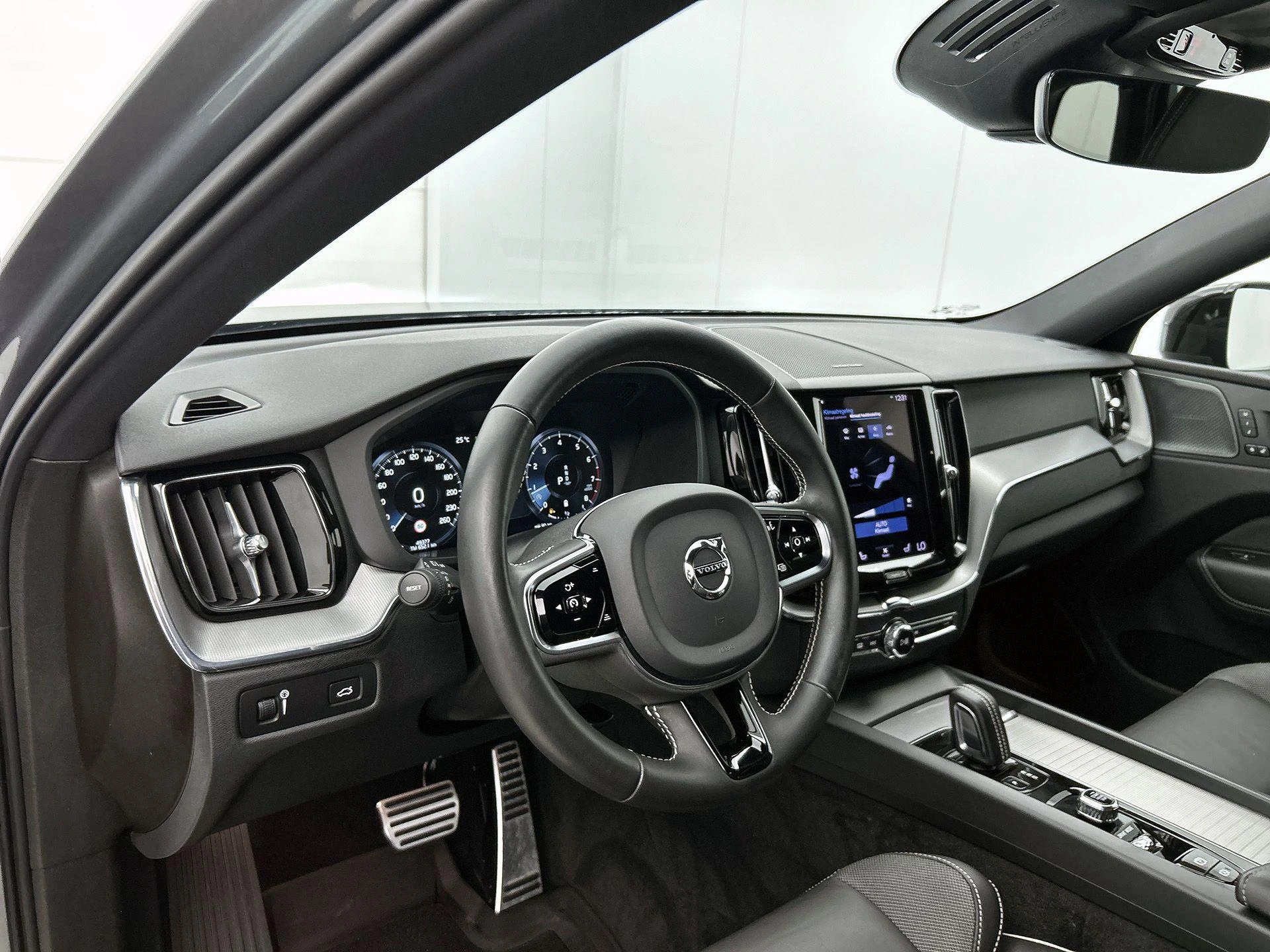 Volvo XC60 2.0 B5 R-Design