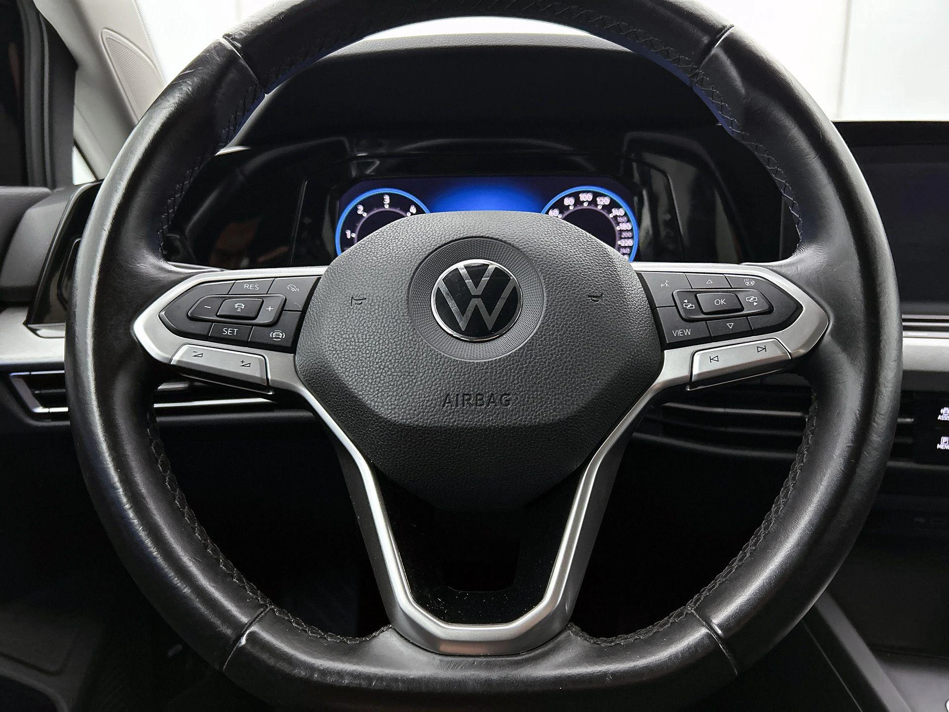 Volkswagen-Golf-image-24