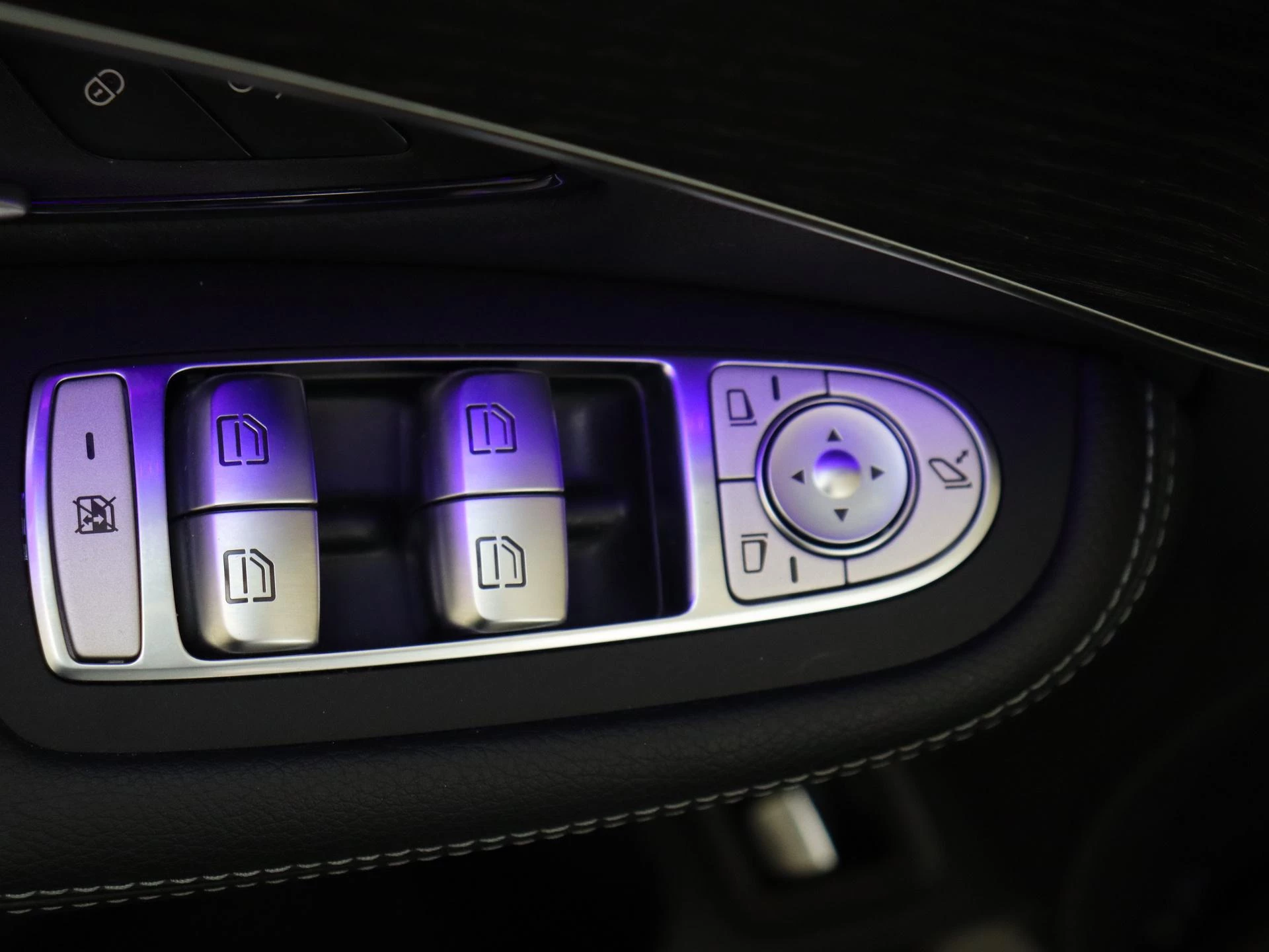 Mercedes-Benz-GLC-image-25