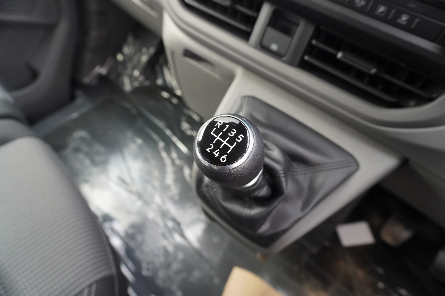 Volkswagen-Transporter-image-23
