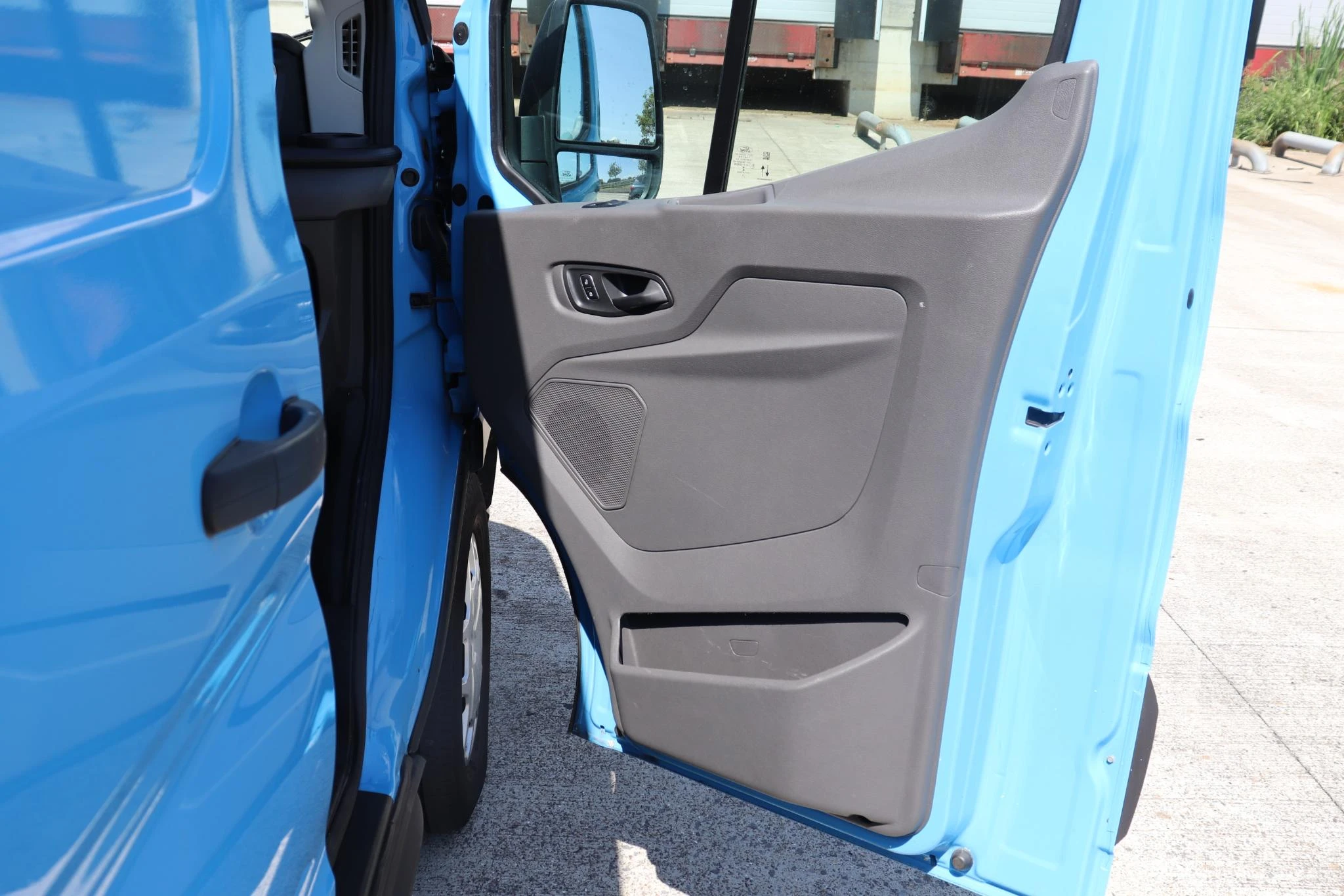 Ford Transit 350L 2.0TD 130pk 96kW M6 RWD Trend
