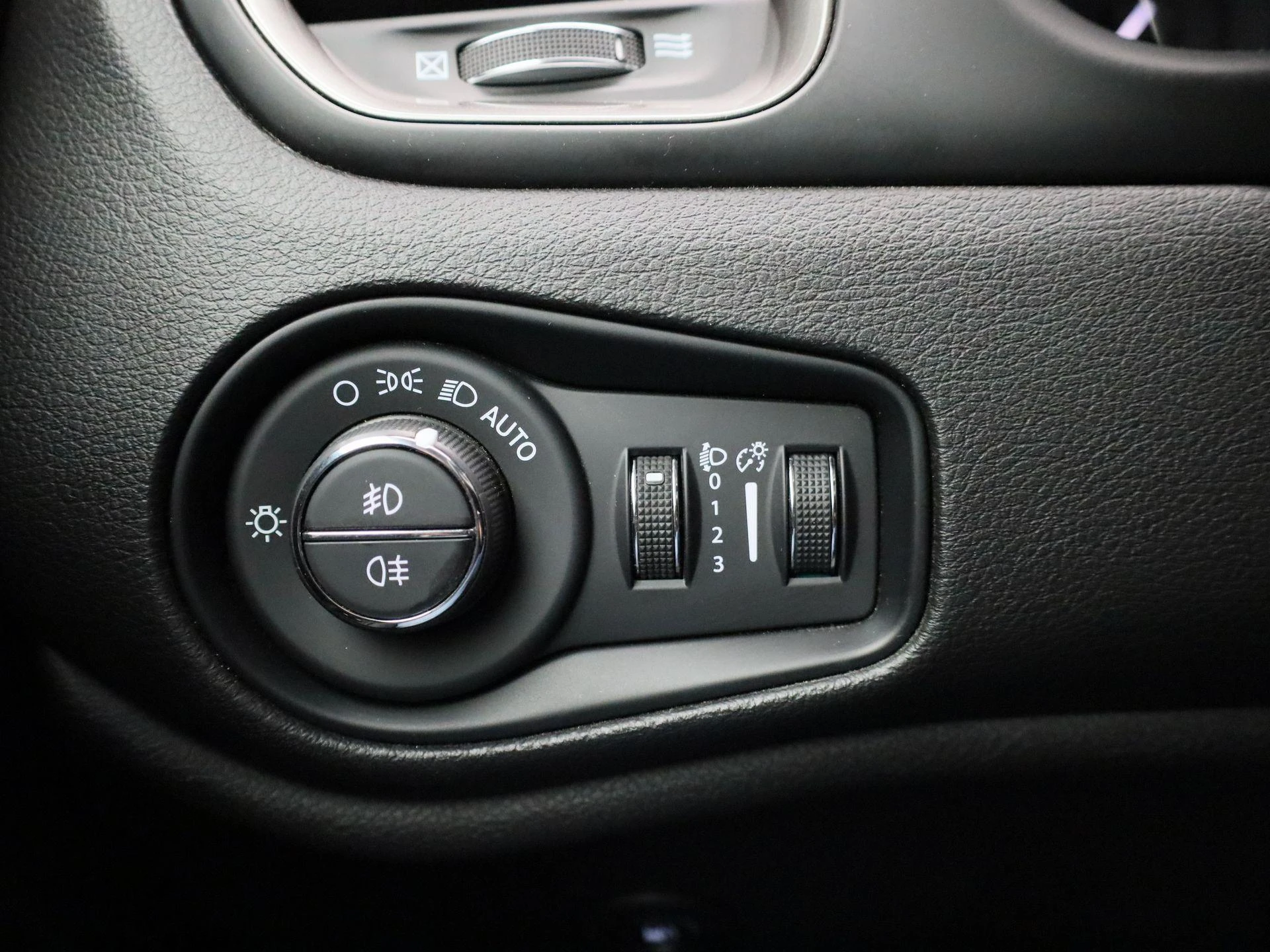Jeep-Renegade-image-25