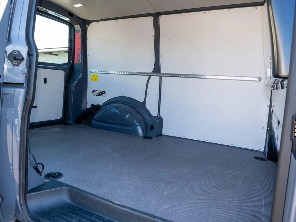 Volkswagen-Transporter-image-8