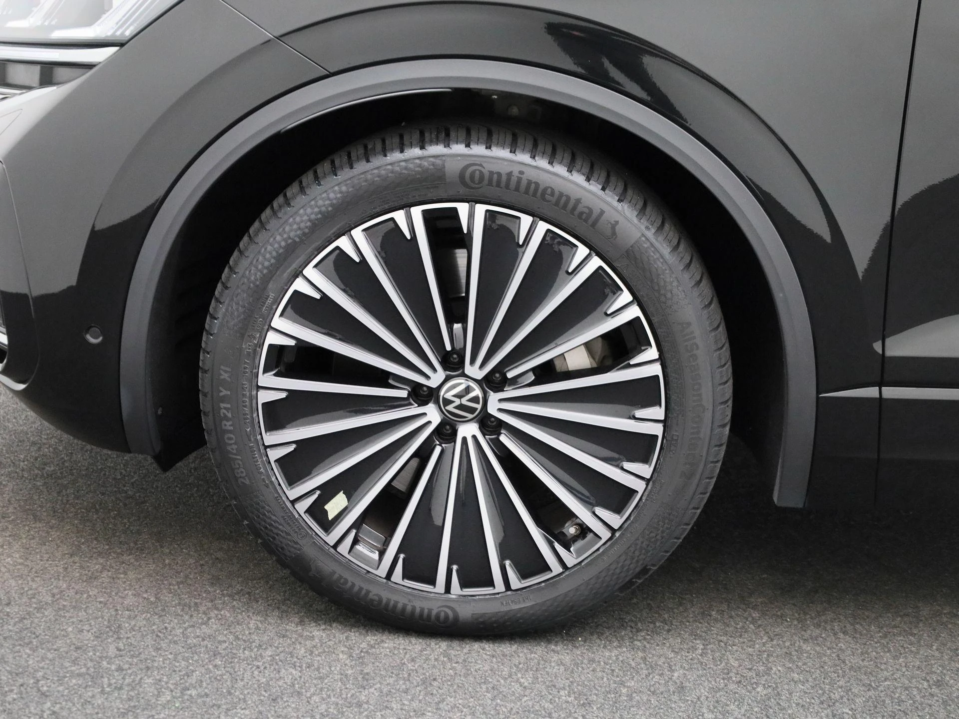 Volkswagen-Touareg-image-12
