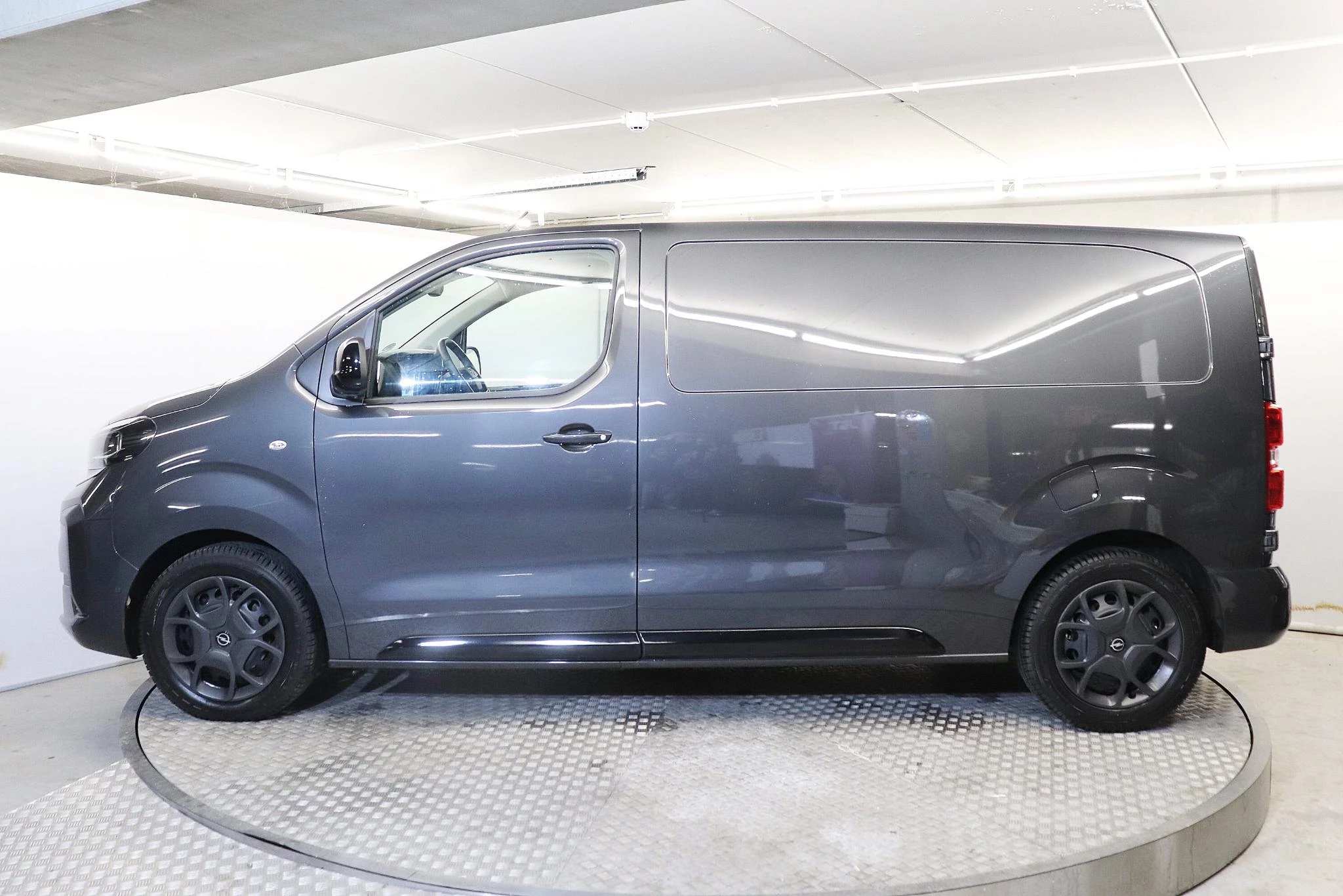 Opel-Vivaro-image-2