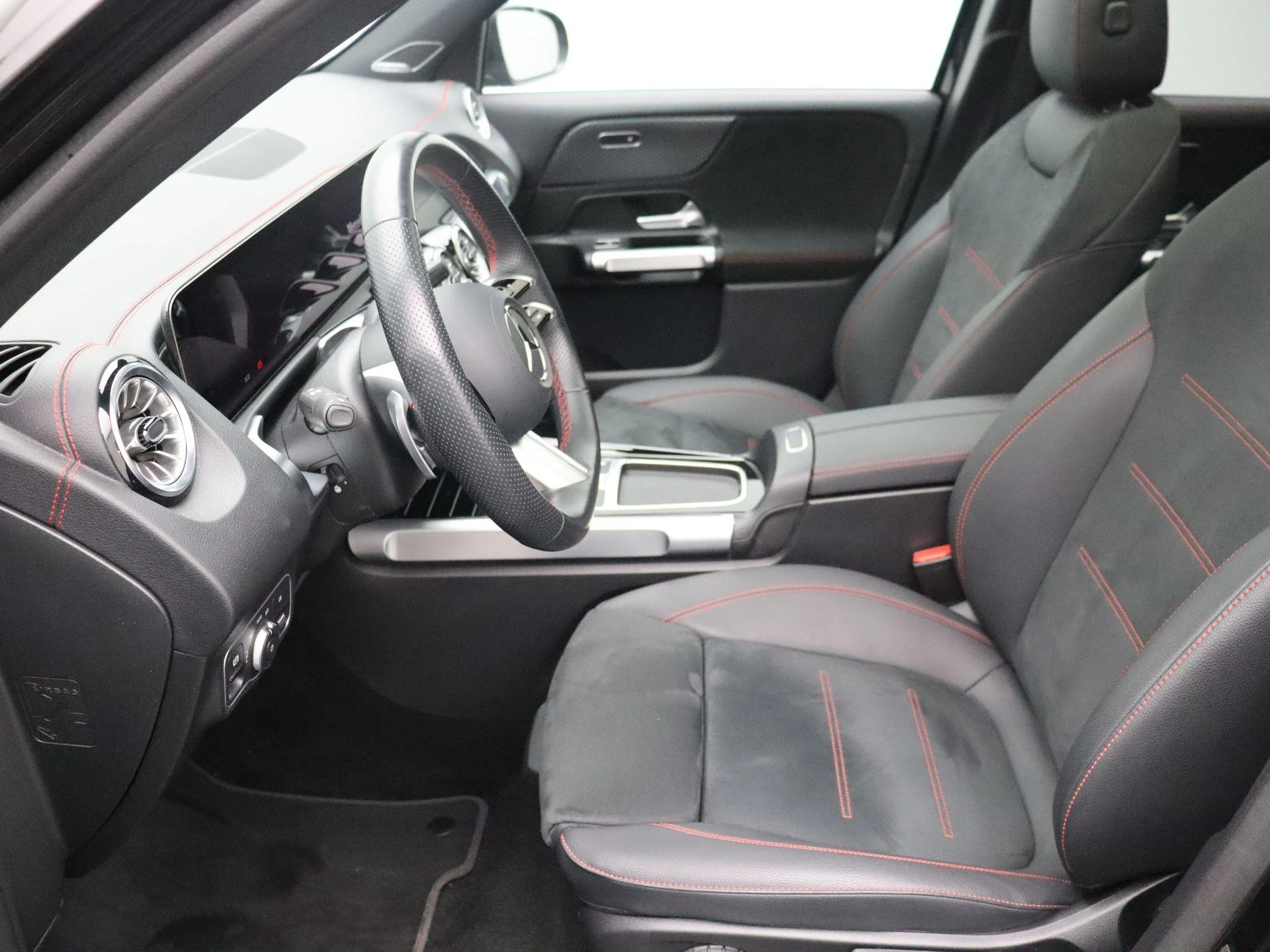 Mercedes-Benz-EQB-image-10