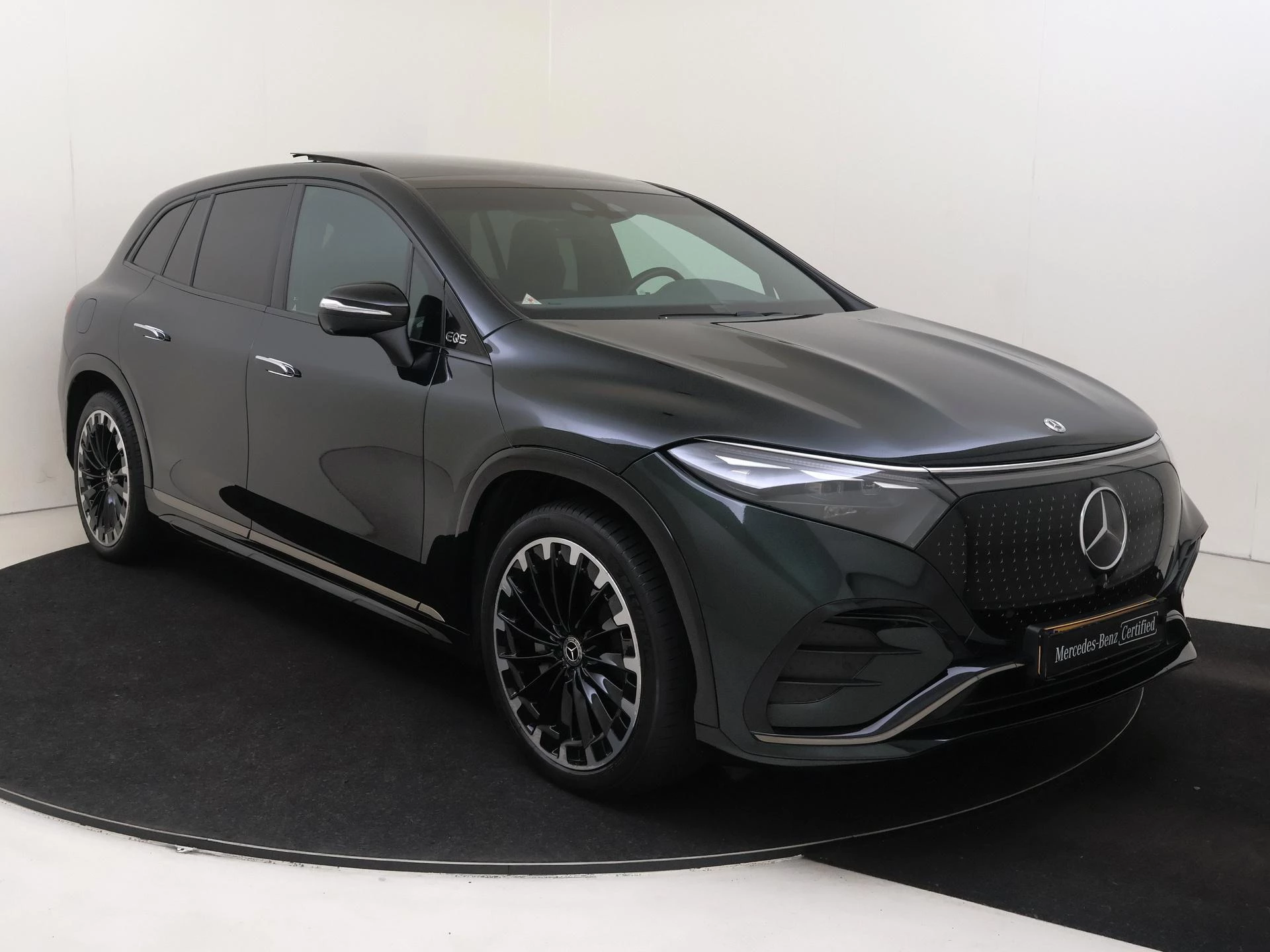 Mercedes-Benz-EQS-image-1