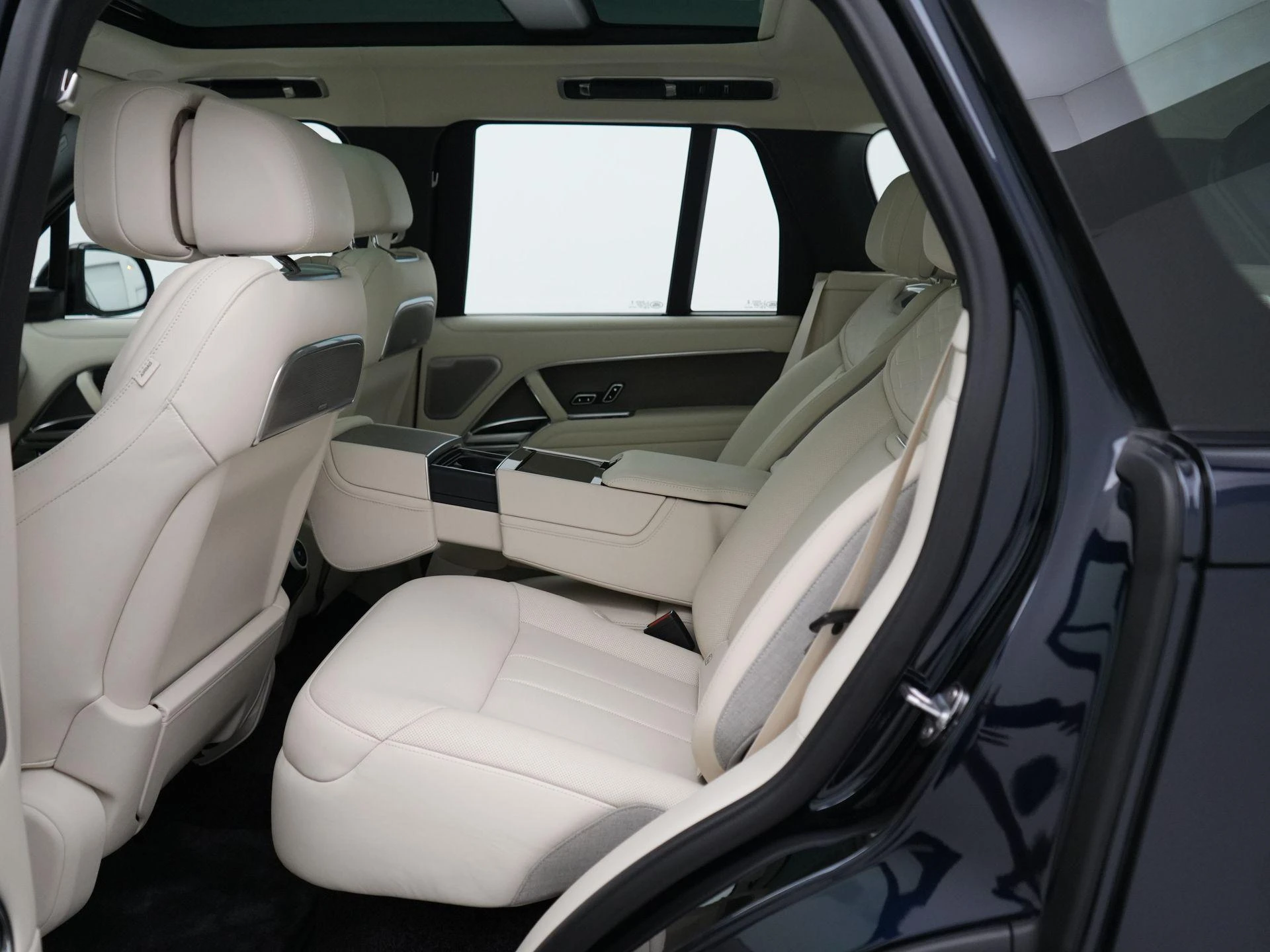 Land Rover-Range Rover-image-47