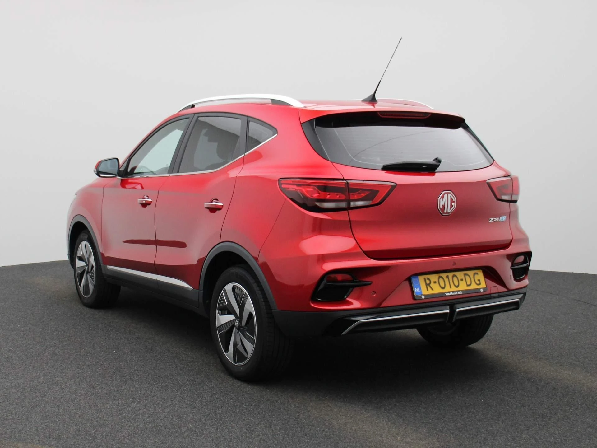 MG-ZS EV-image-1