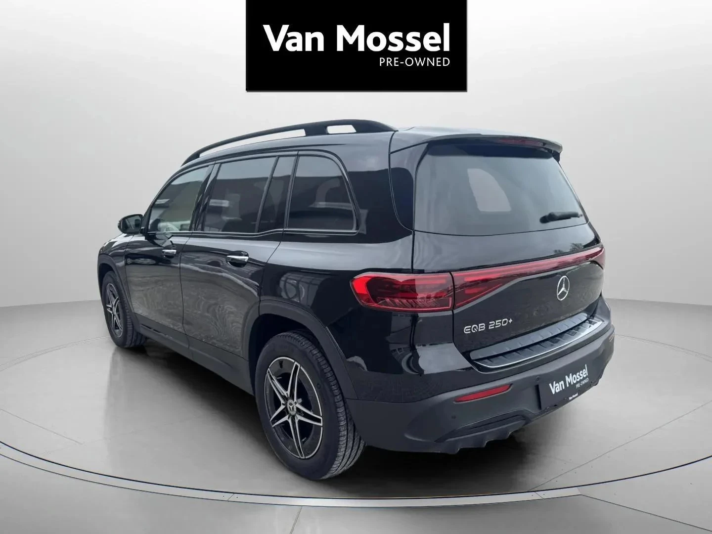 Mercedes-Benz-EQB-image-6