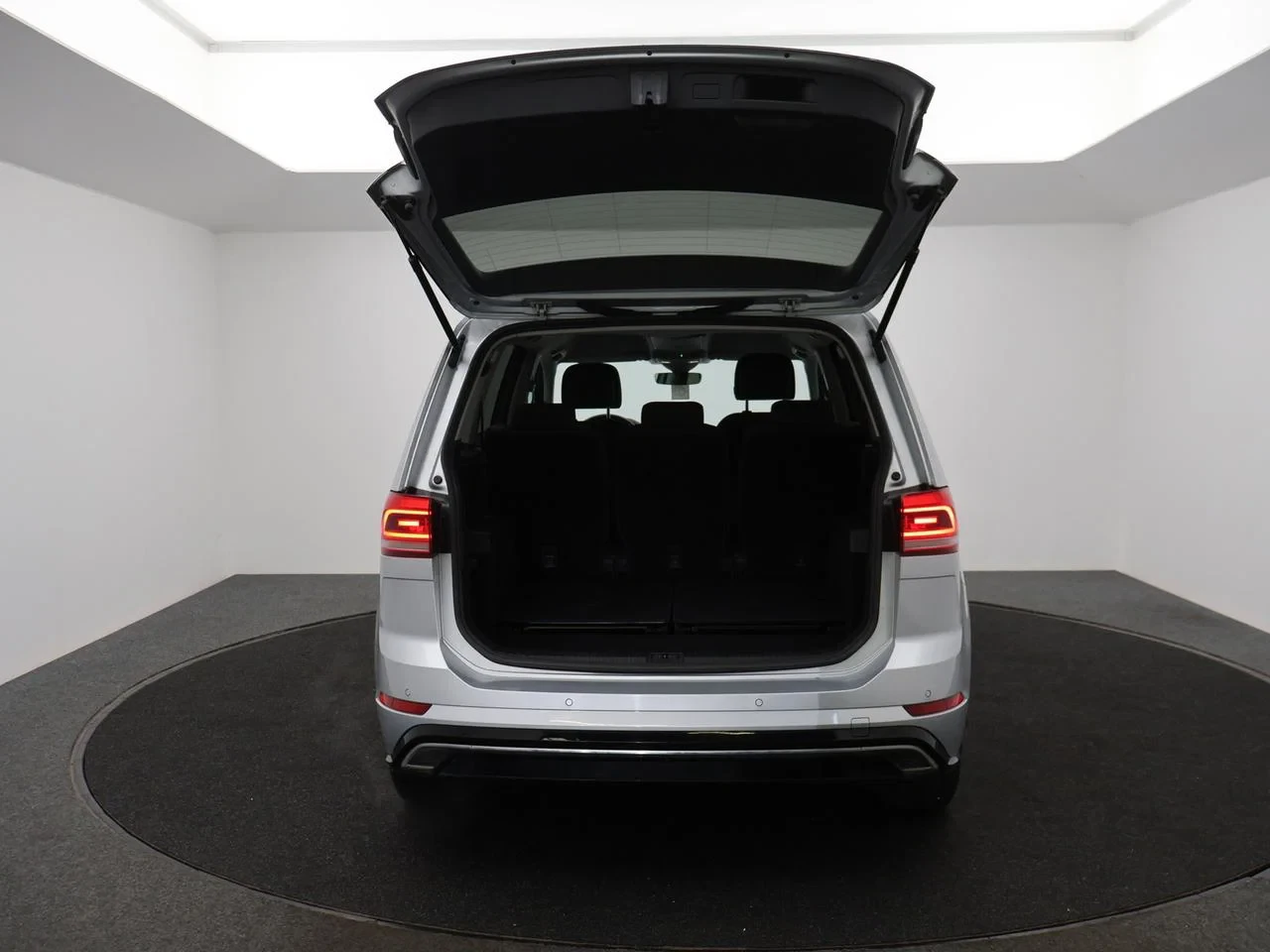 Volkswagen-Touran-image-26
