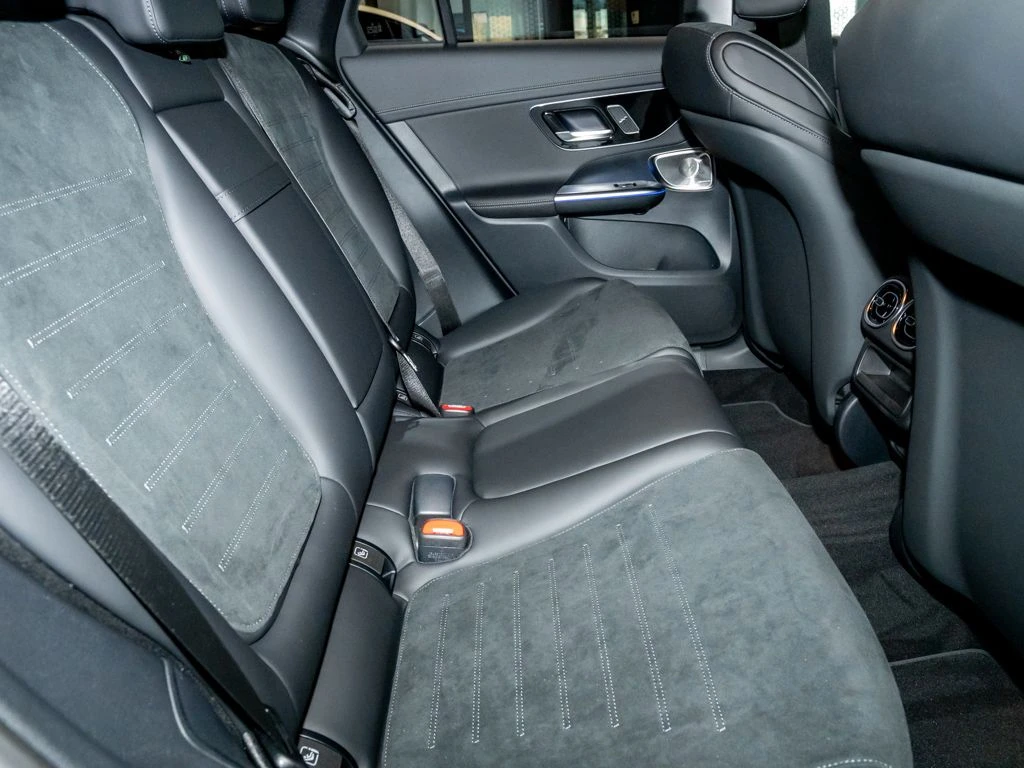 Mercedes-Benz-GLC 200-image-11
