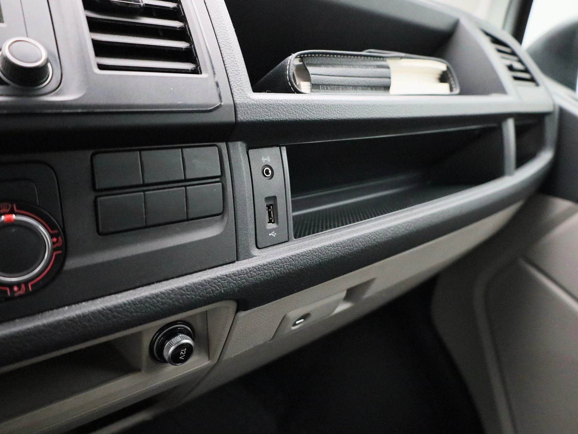 Volkswagen-Transporter-image-20