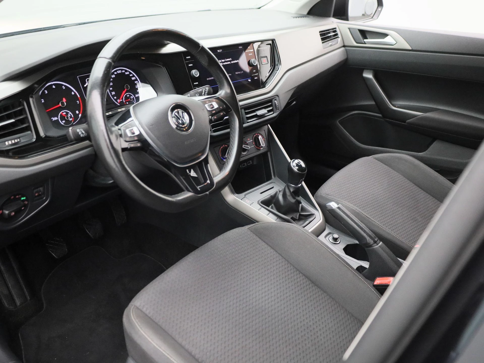 Volkswagen-Polo-image-14