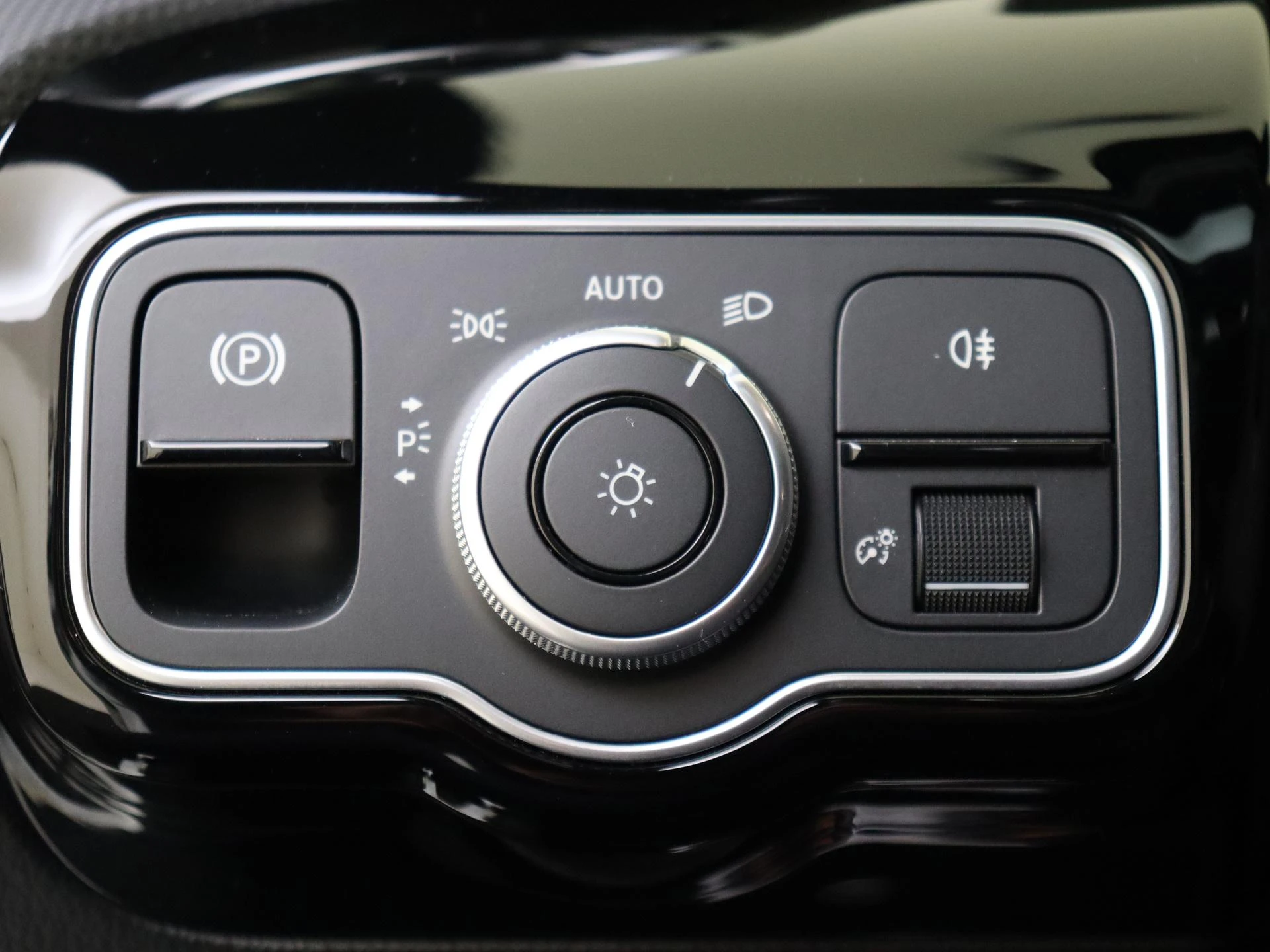 Mercedes-Benz-CLA-image-24