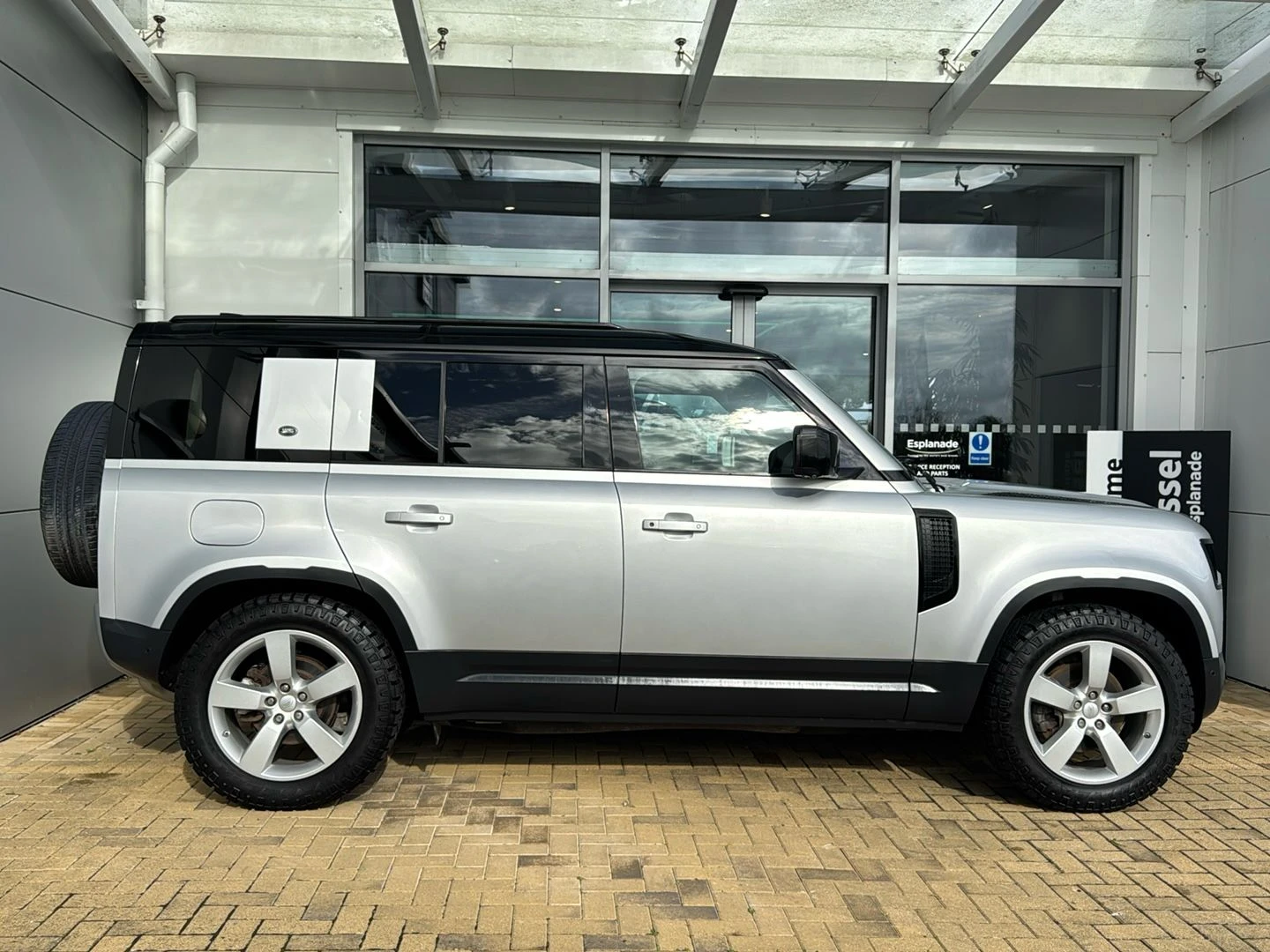 Land Rover-Defender-image-9