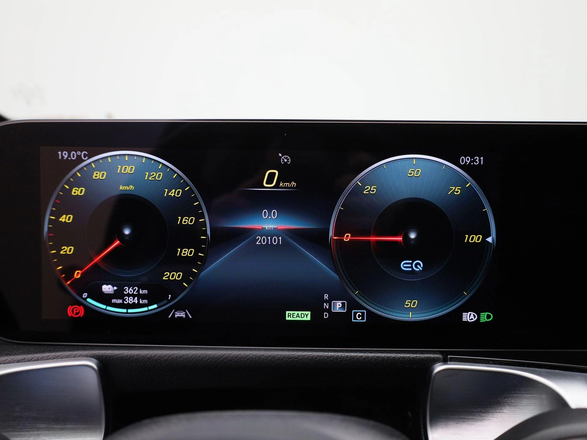 Mercedes-Benz-EQB-image-7