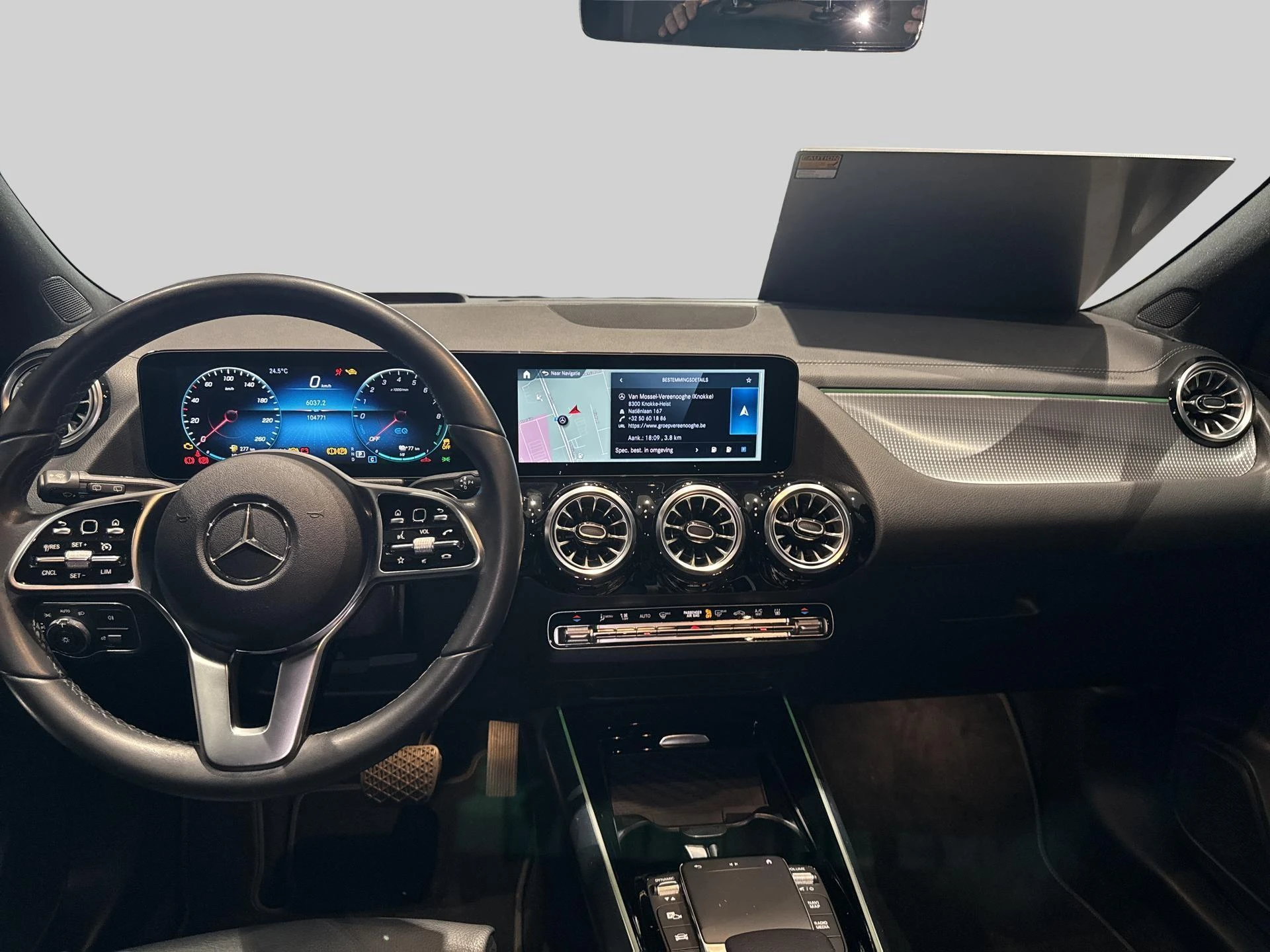 Mercedes-Benz-GLA-image-12