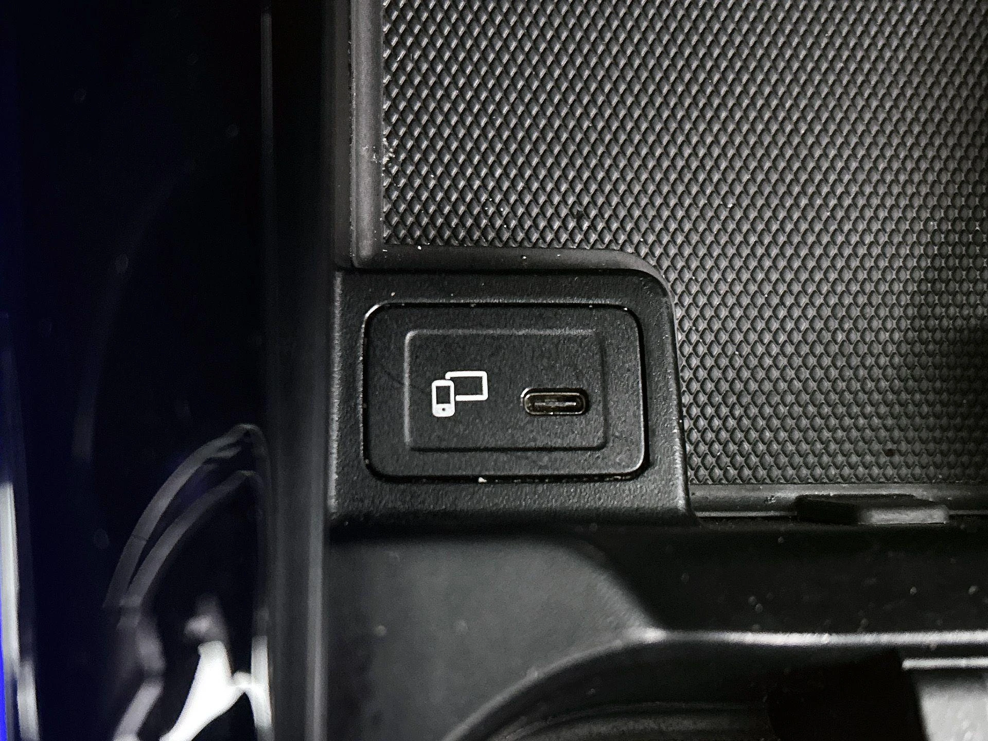 Mercedes-Benz-GLB-image-44