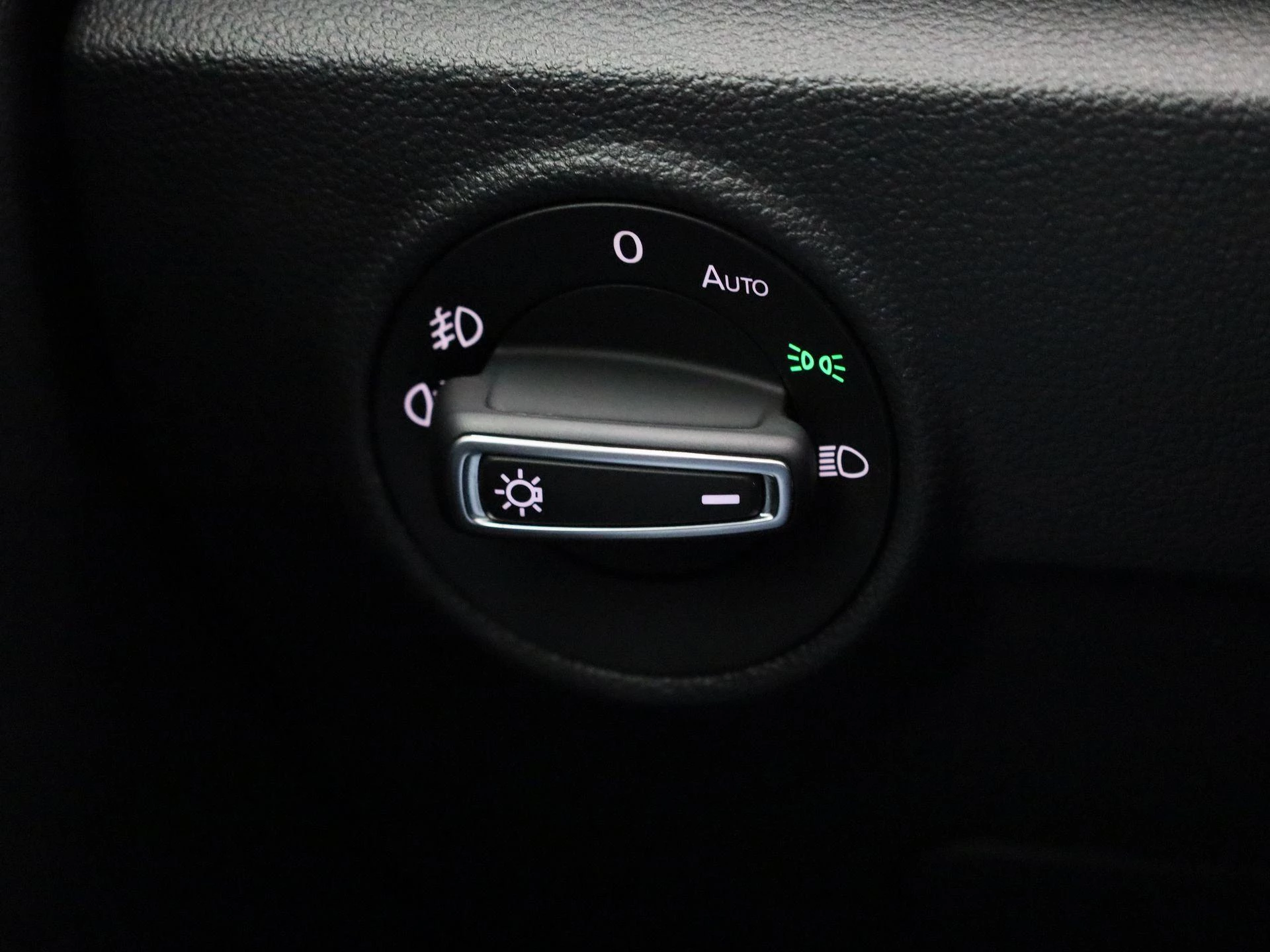 Volkswagen-T-Roc-image-21