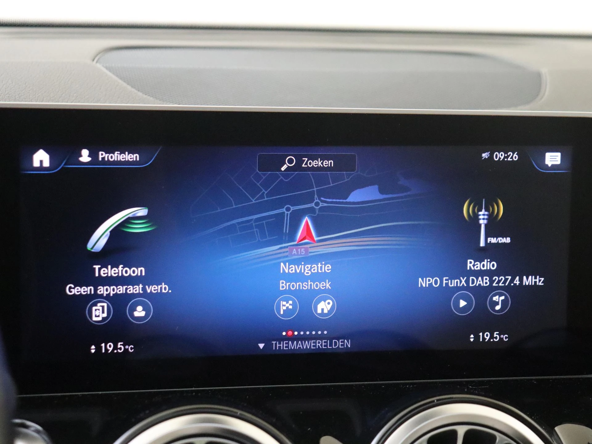 Mercedes-Benz-GLB-image-15