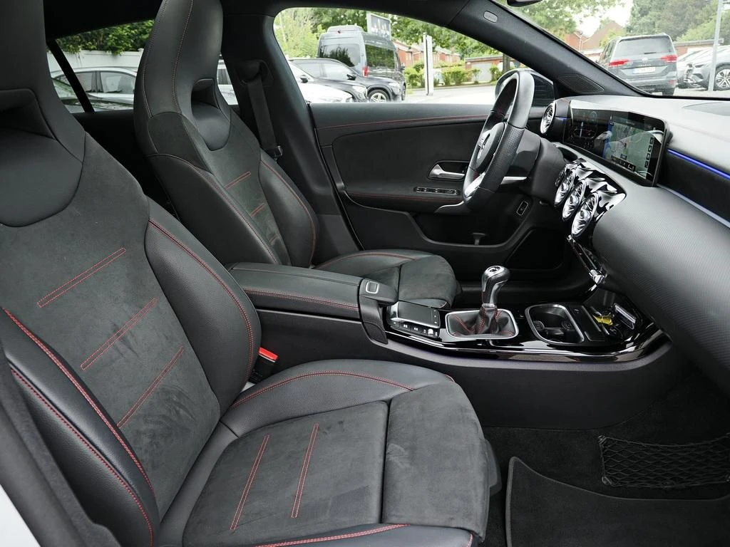 Mercedes-Benz-CLA 200-image-12