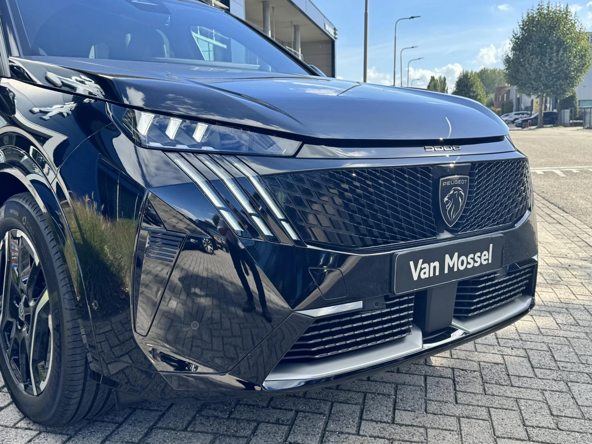 Peugeot-e-5008-image-9