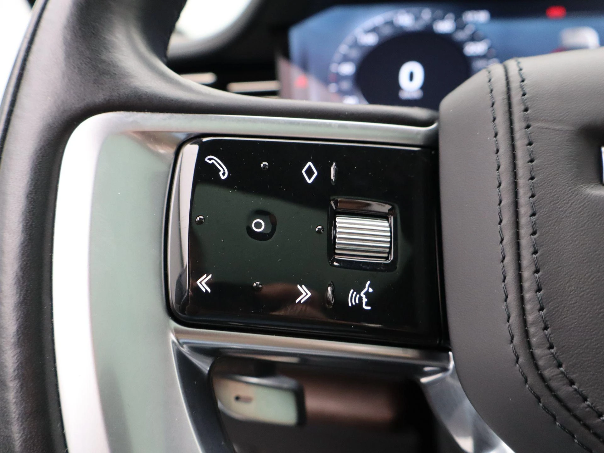 Land Rover-Range Rover-image-22