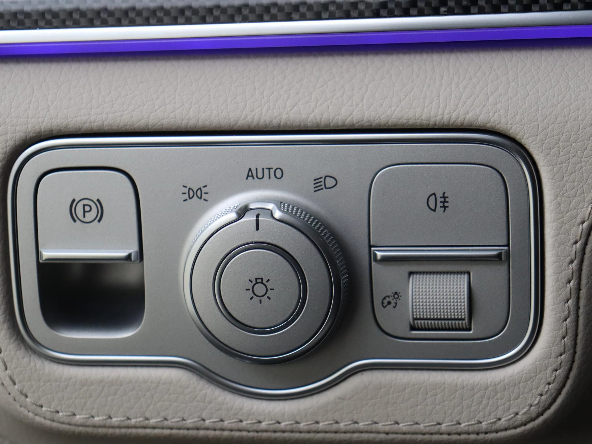 Mercedes-Benz-GLS-image-25