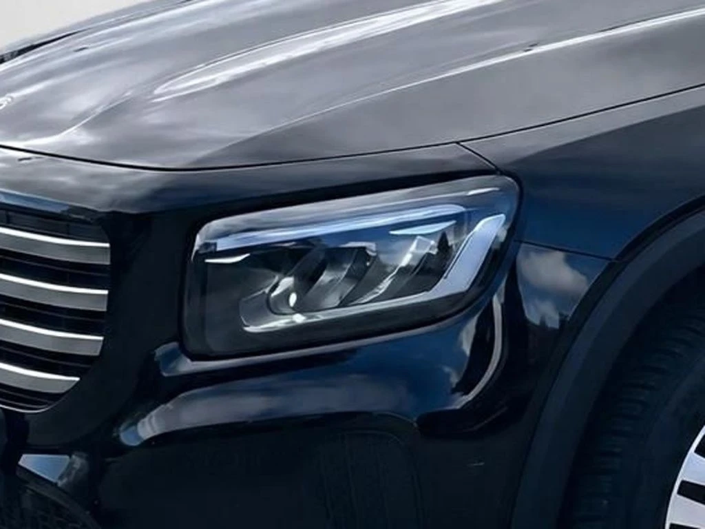 Mercedes-Benz-GLB 200-image-4