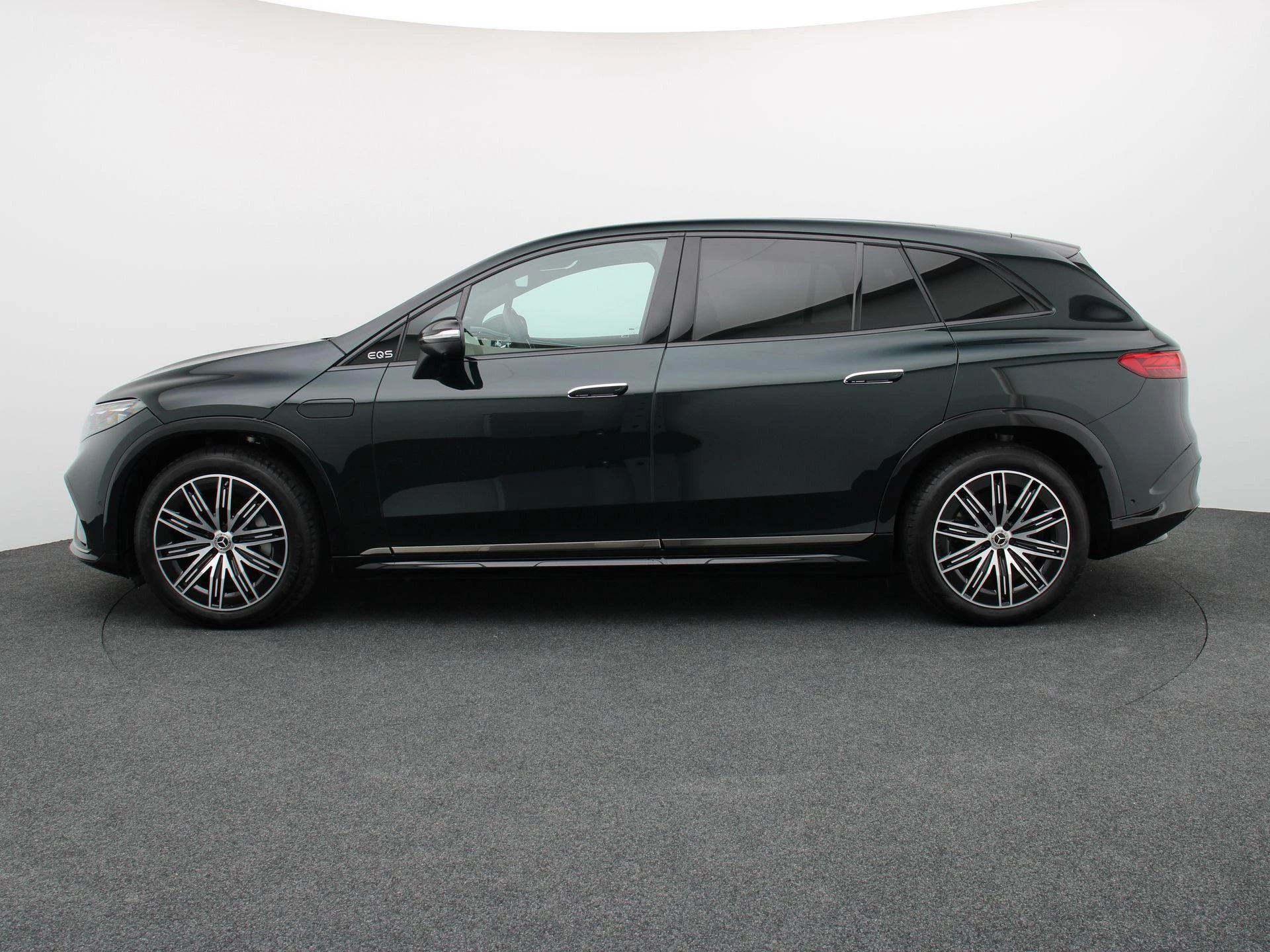 Mercedes-Benz-EQS-image-3