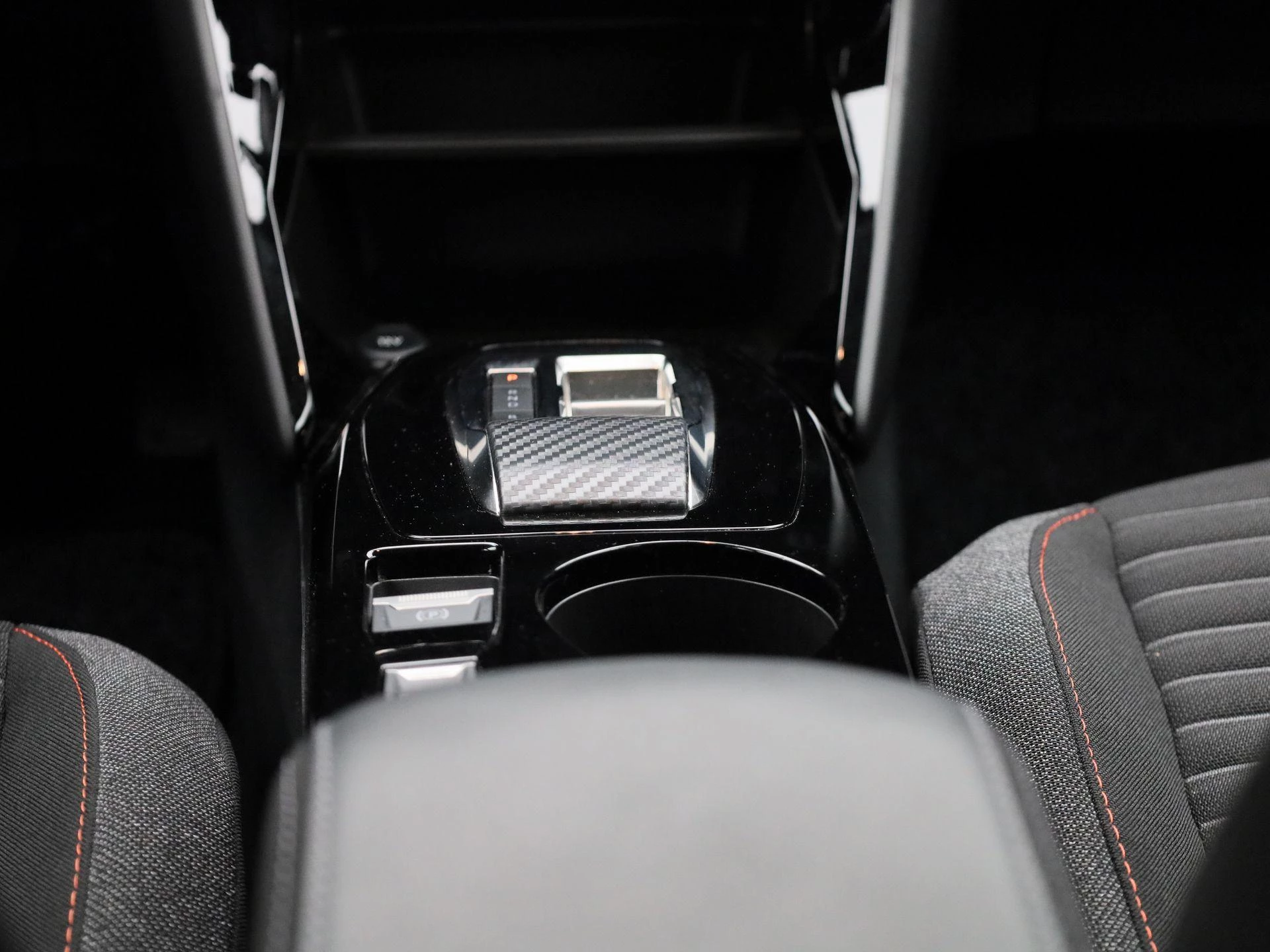 Peugeot-e-208-image-10