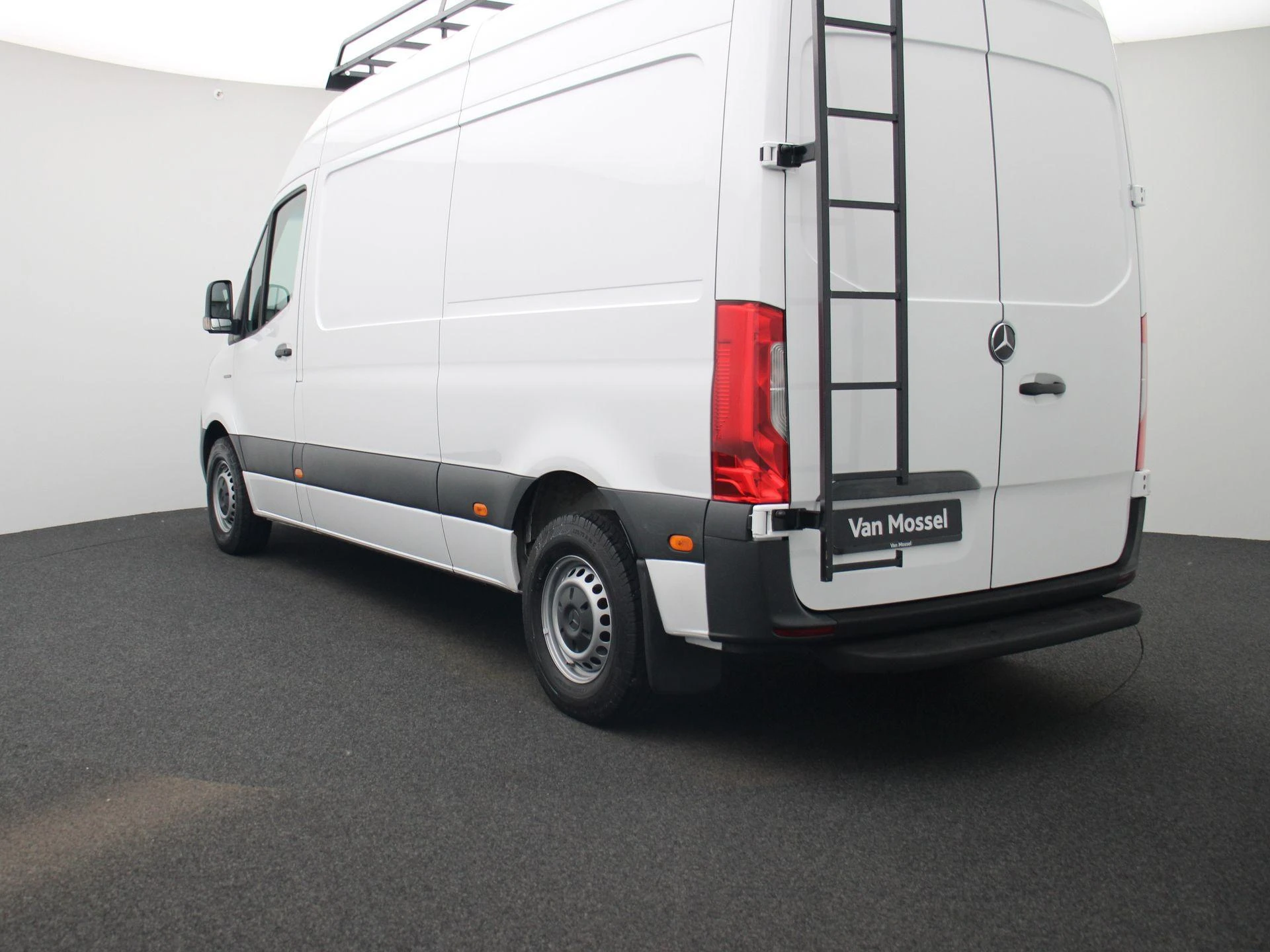 Mercedes-Benz-Sprinter-image-1