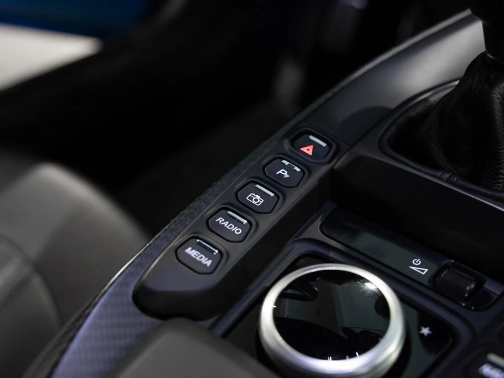 Aston Martin-V8 Vantage-image-30
