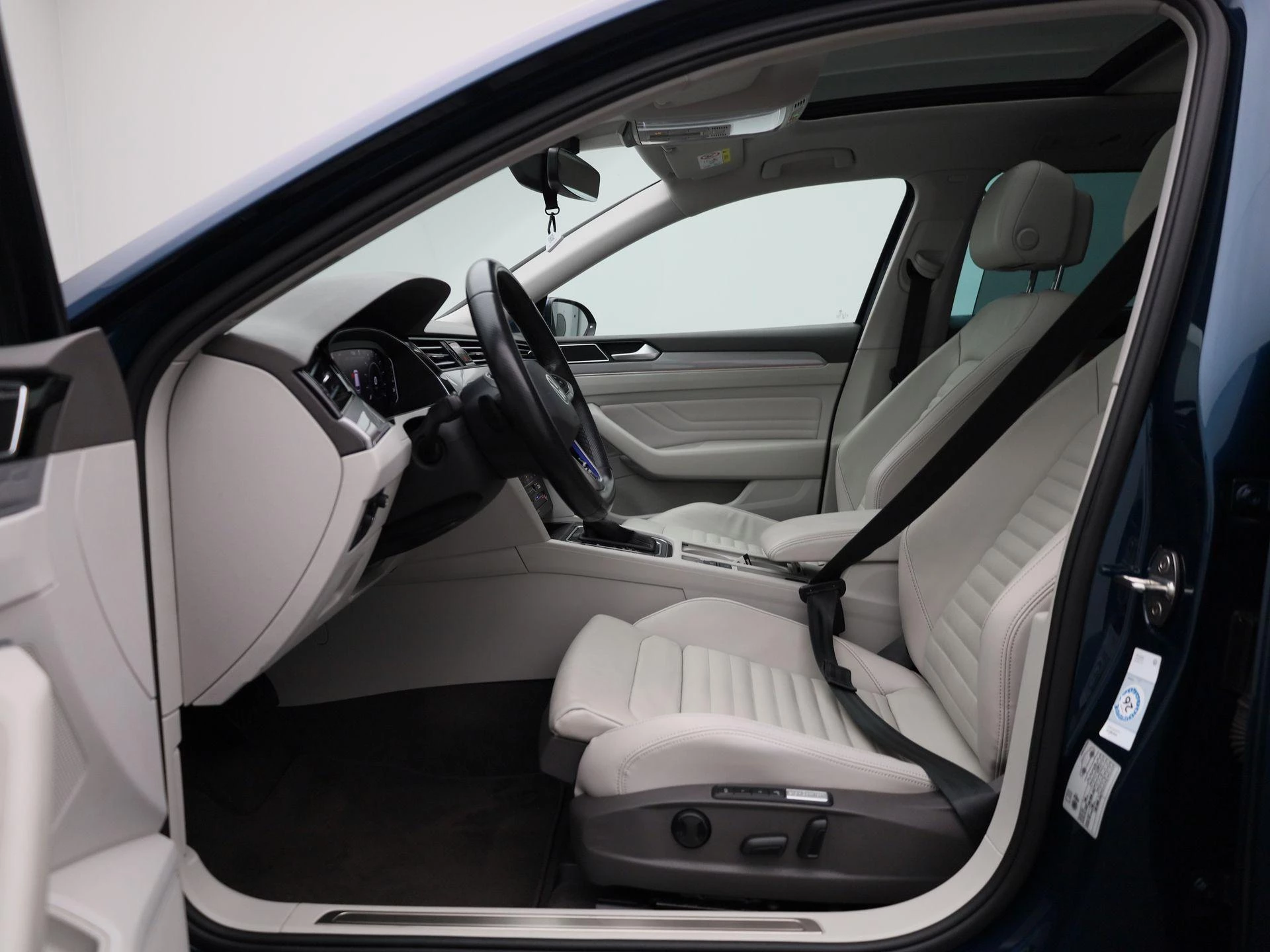 Volkswagen-Passat-image-10