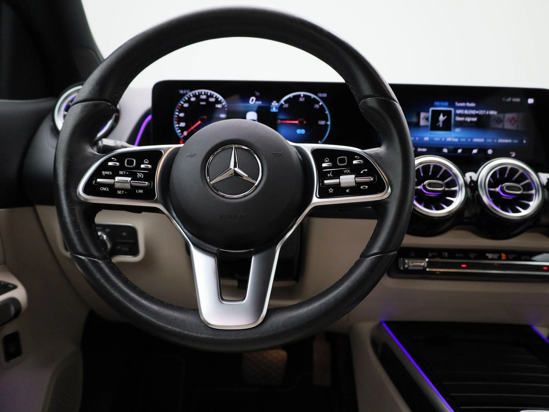 Mercedes-Benz-EQB-image-6