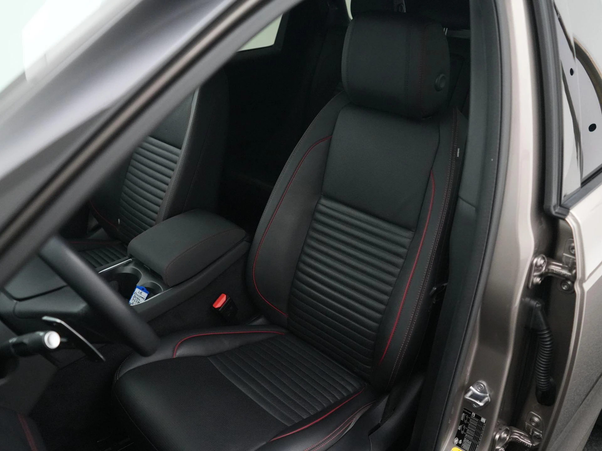 Land Rover-Discovery Sport-image-6