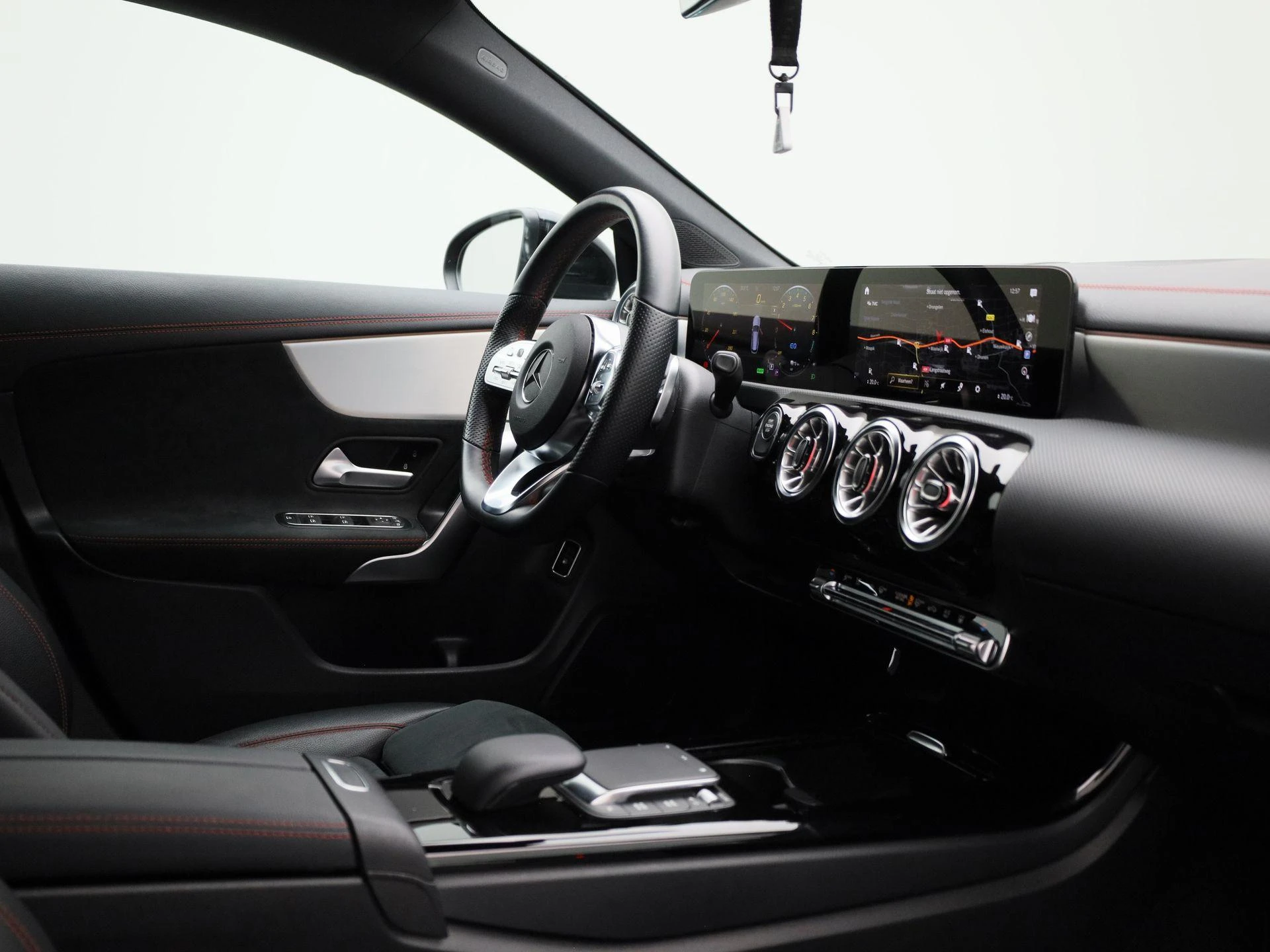 Mercedes-Benz-CLA-image-35