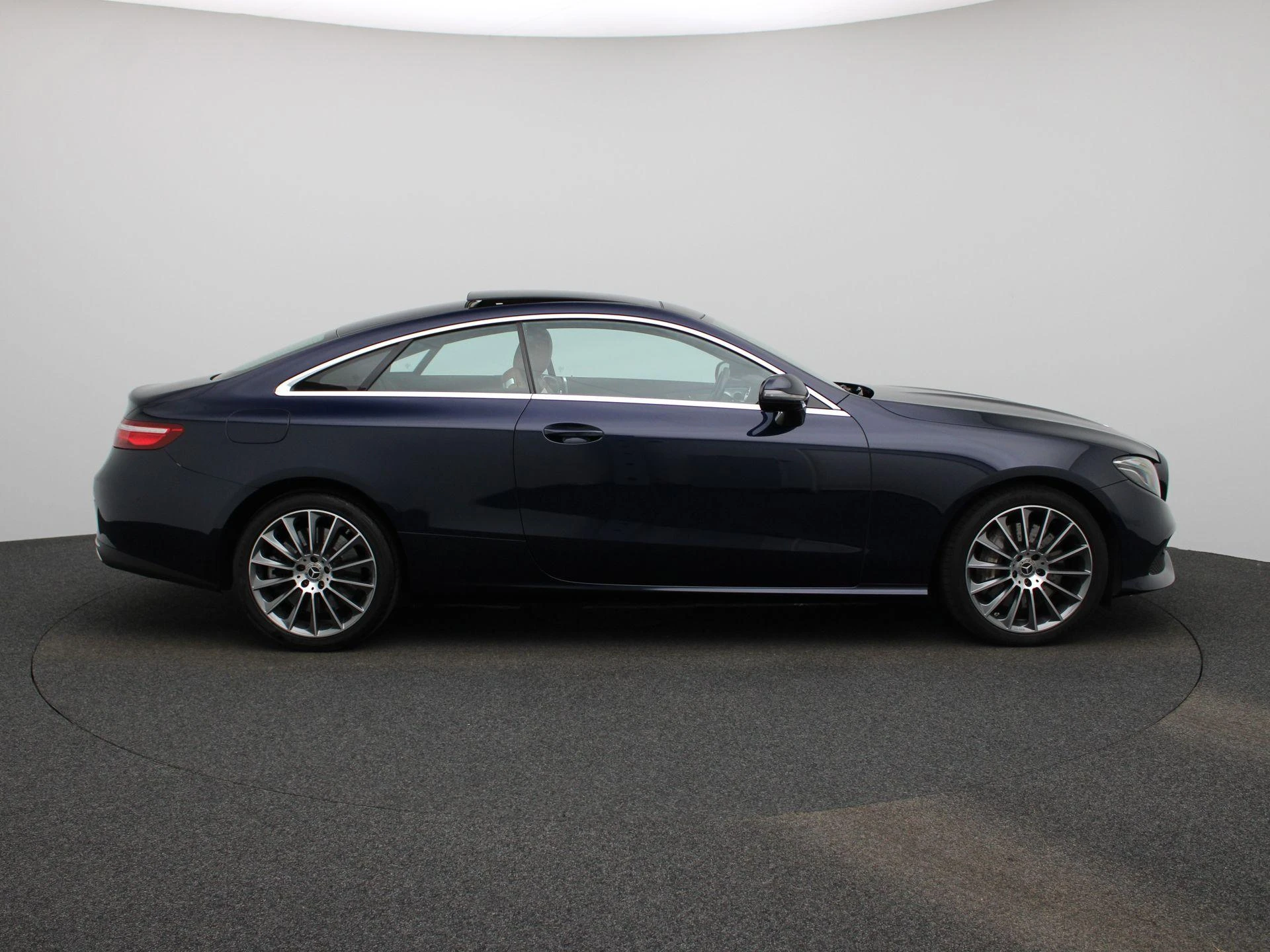 Mercedes-Benz-E-Klasse-image-5