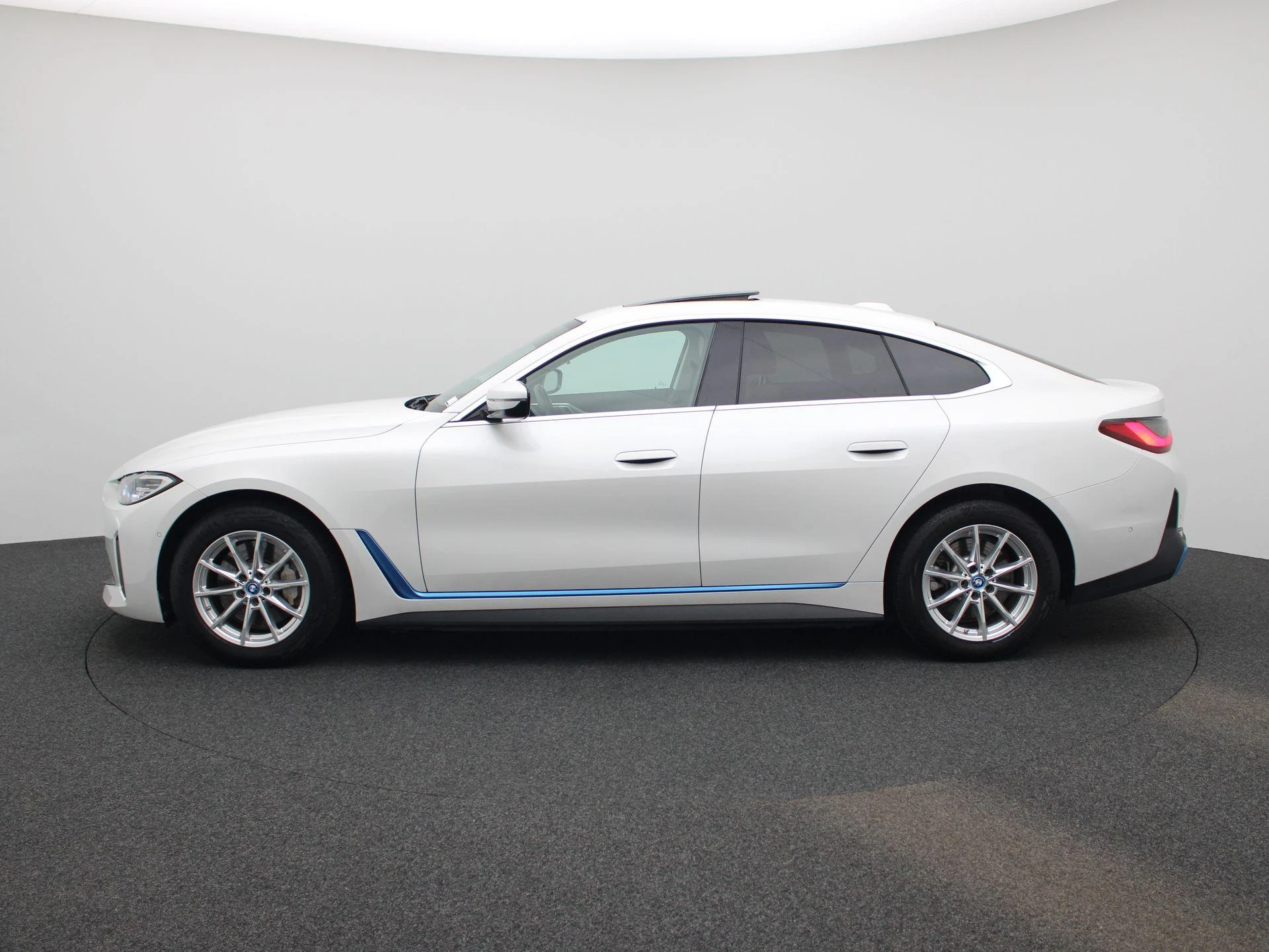 BMW-i4-image-3