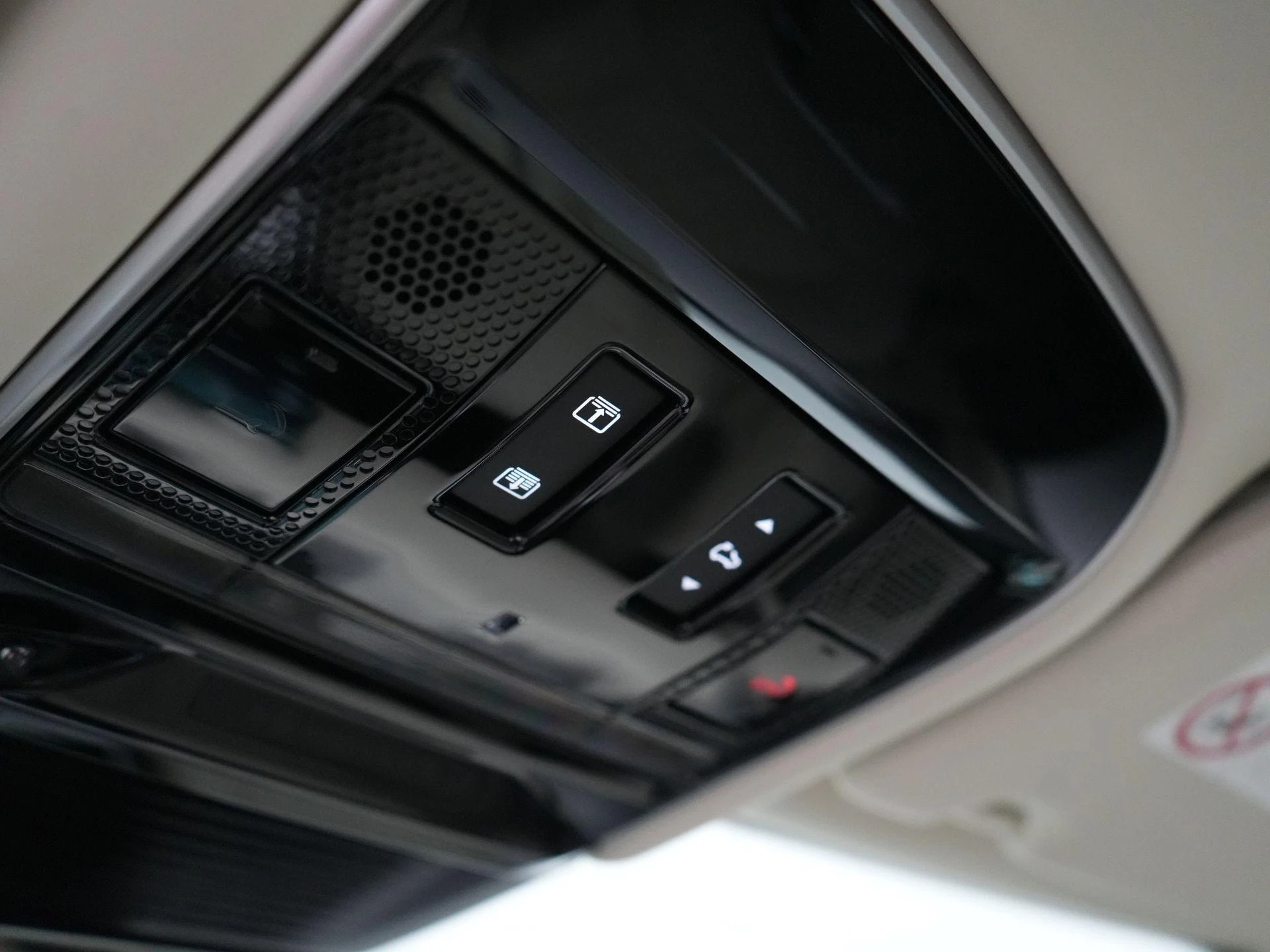 Land Rover-Range Rover-image-16