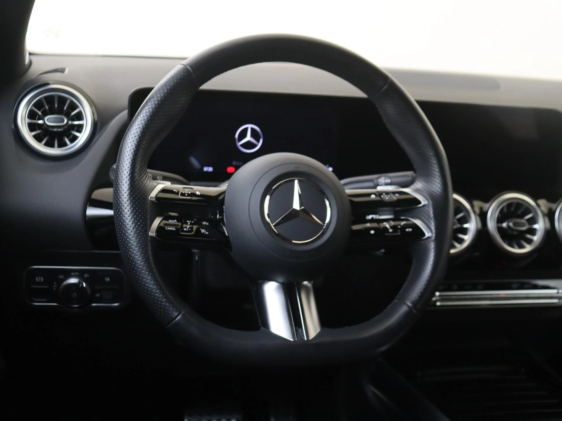 Mercedes-Benz-GLA-image-9