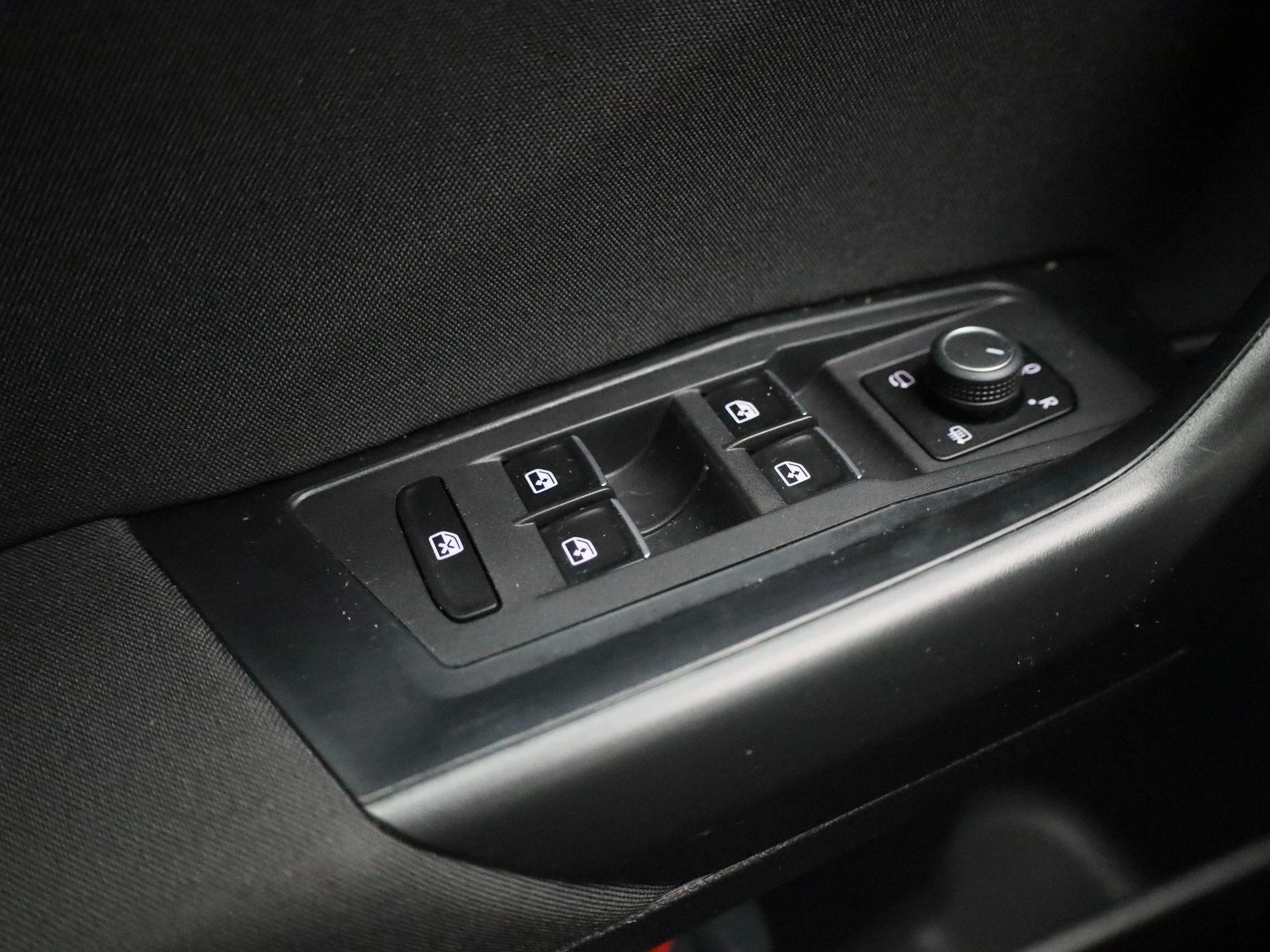 Volkswagen-T-Roc-image-21