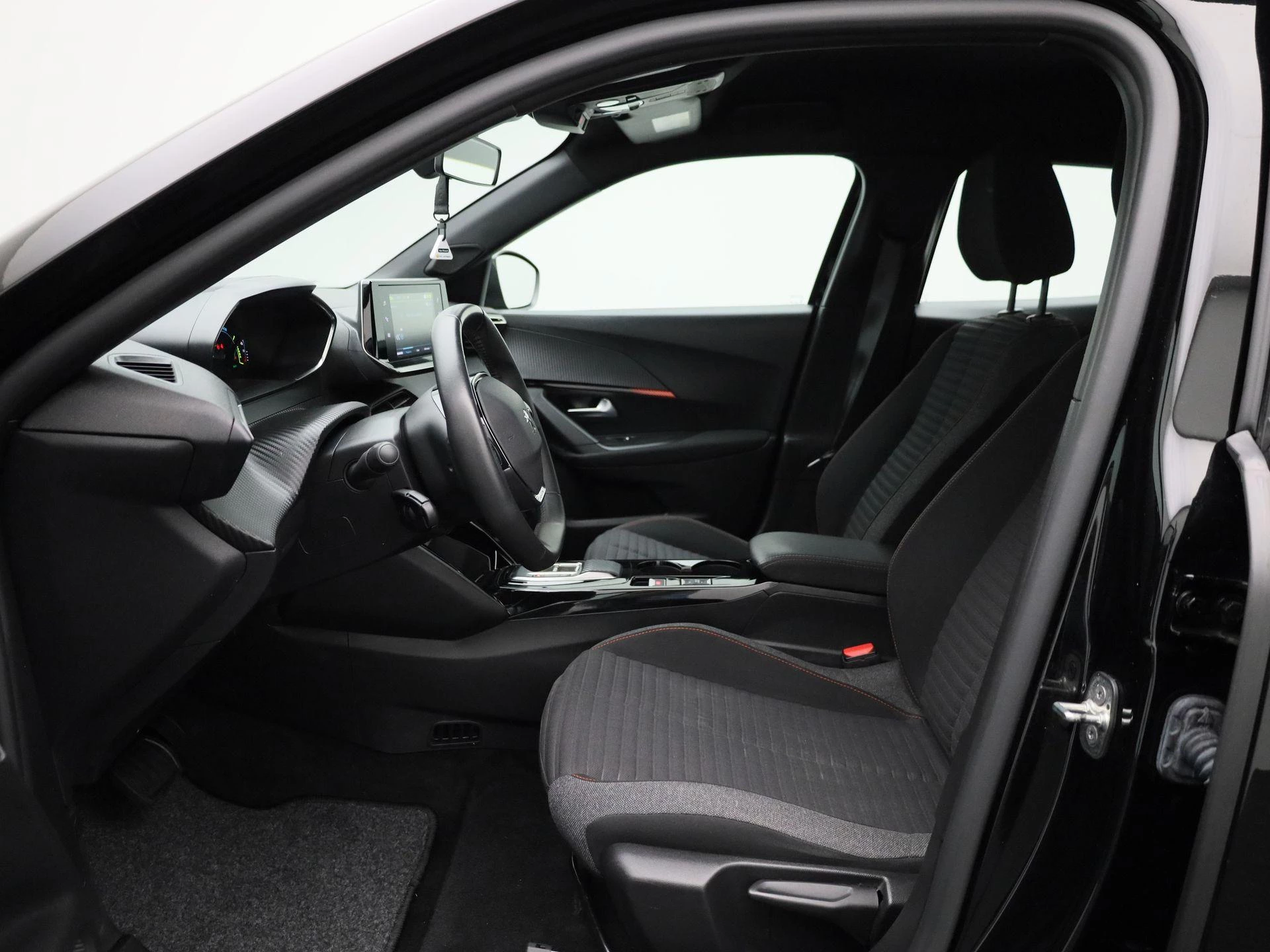 Peugeot-e-2008-image-9