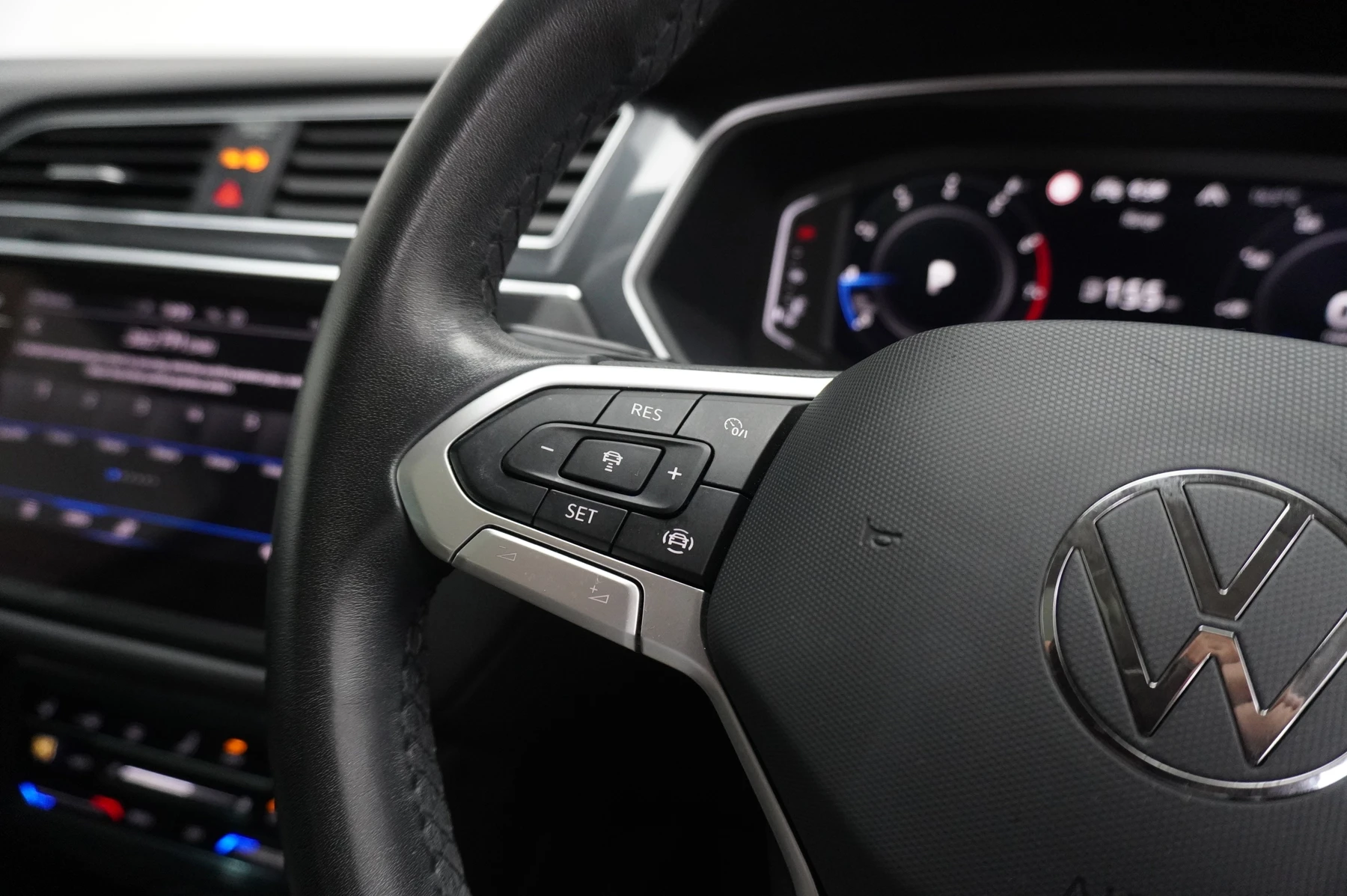 Volkswagen-Tiguan-image-25