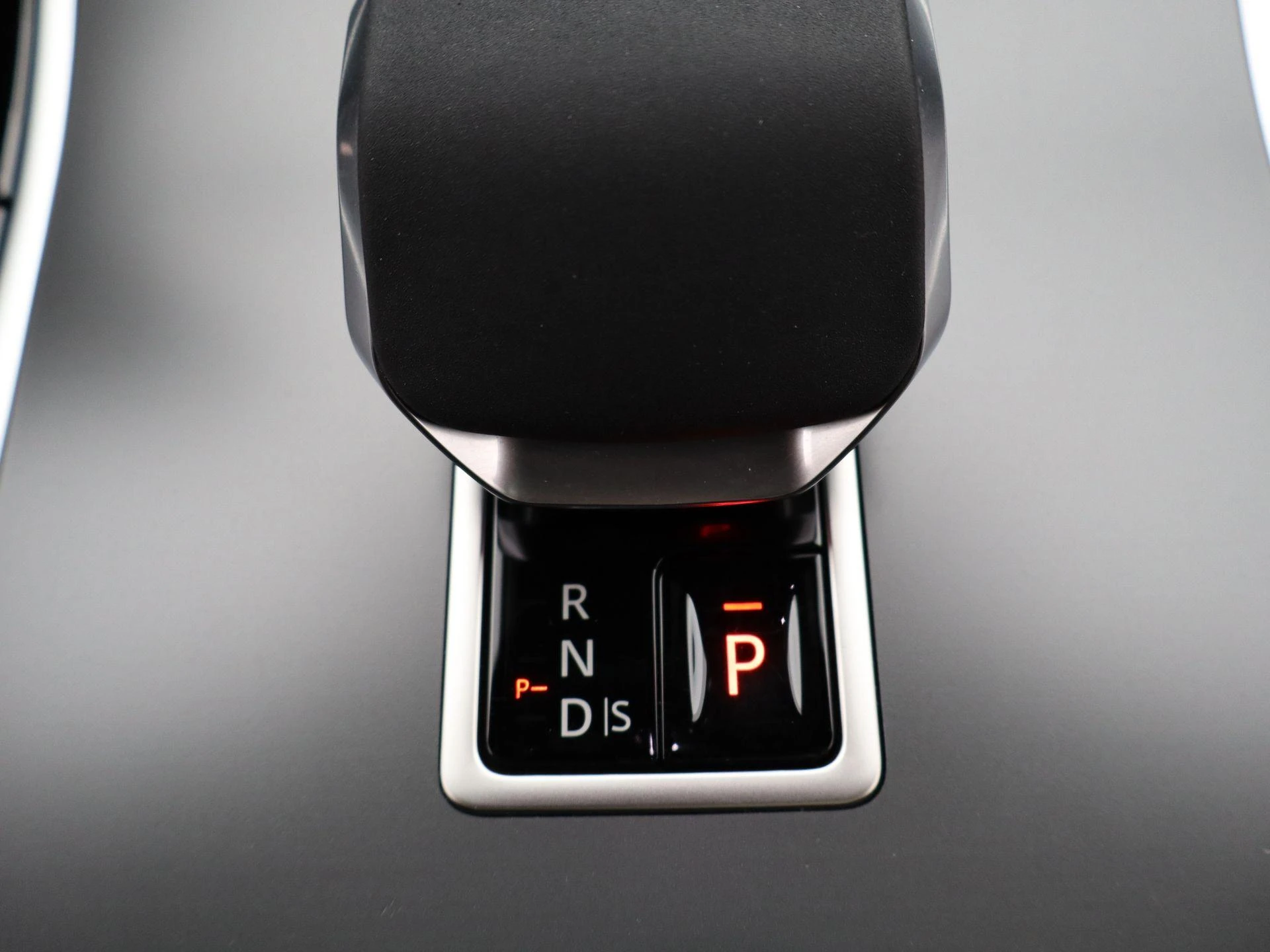 Land Rover-Range Rover Velar-image-23