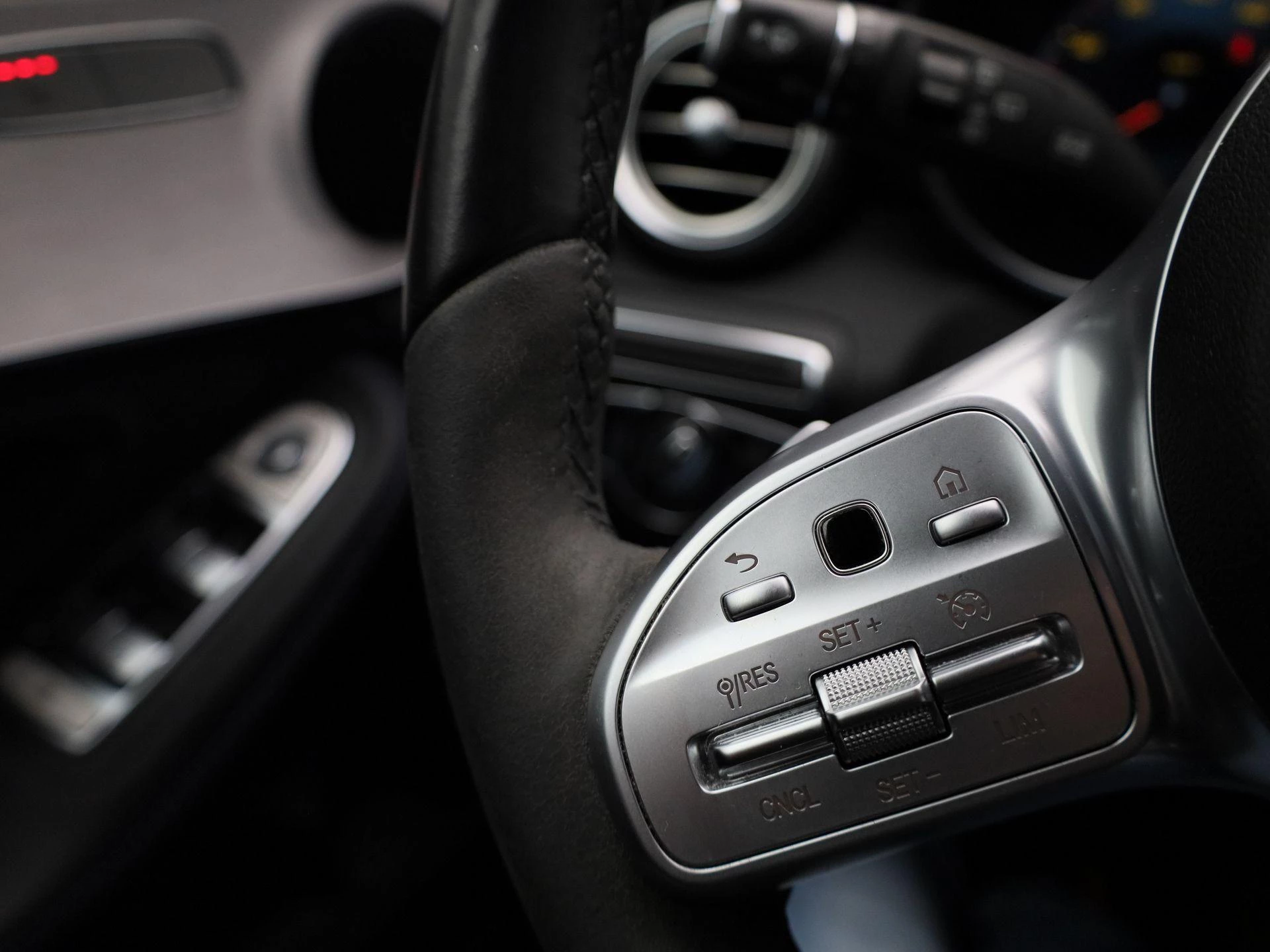 Mercedes-Benz-C-Klasse-image-28