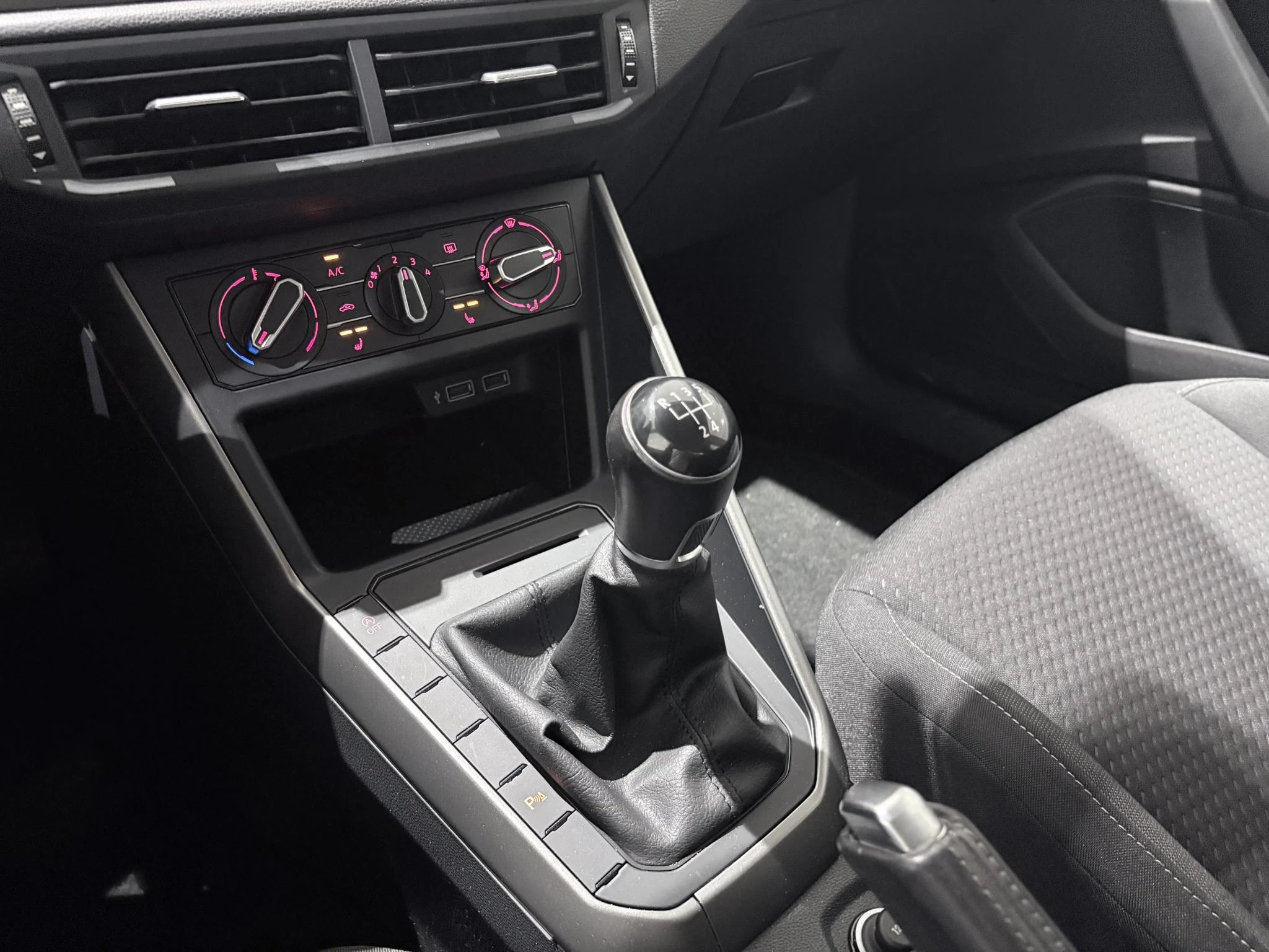 Volkswagen-Polo-image-25