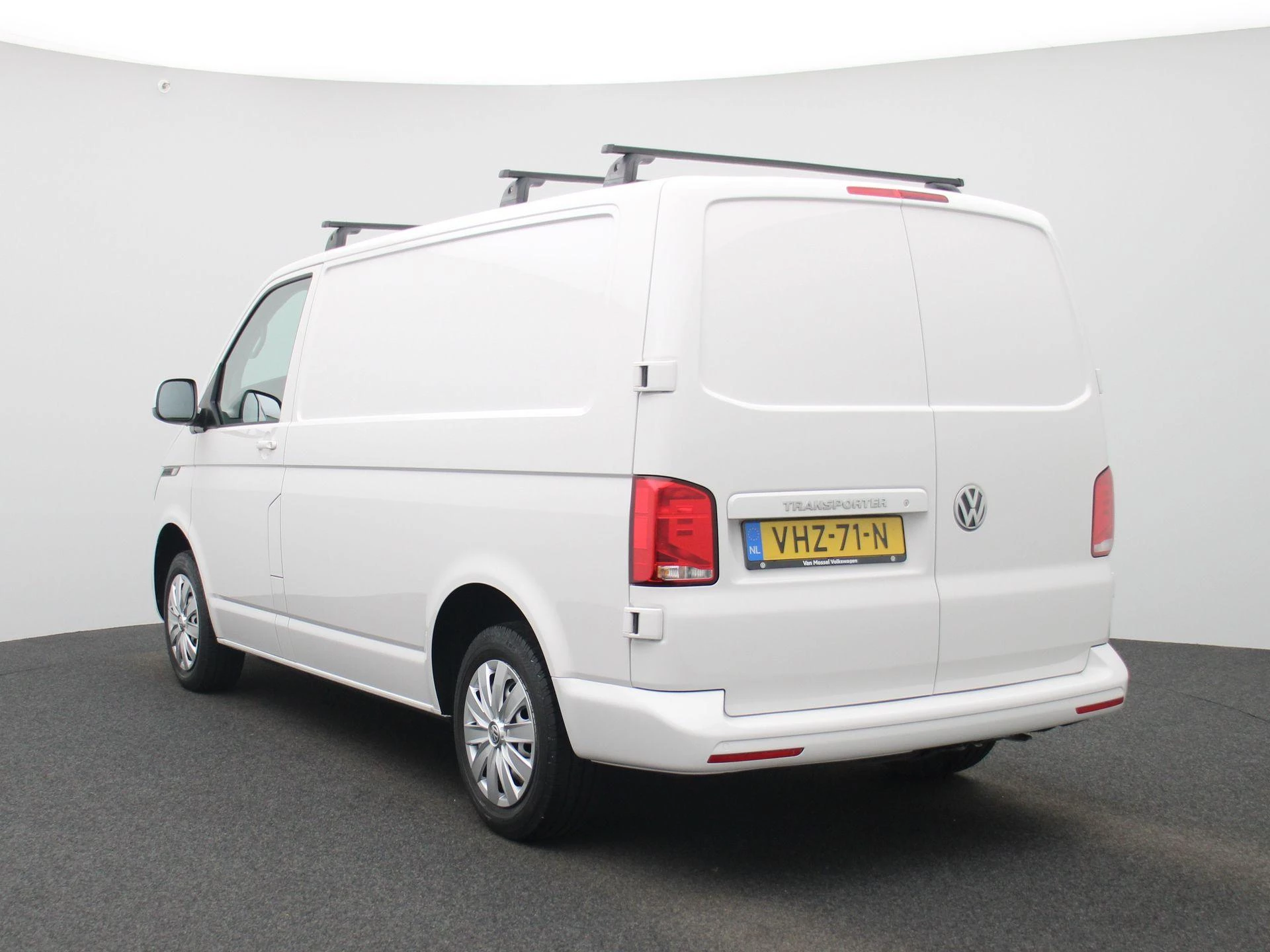 Volkswagen-Transporter-image-1